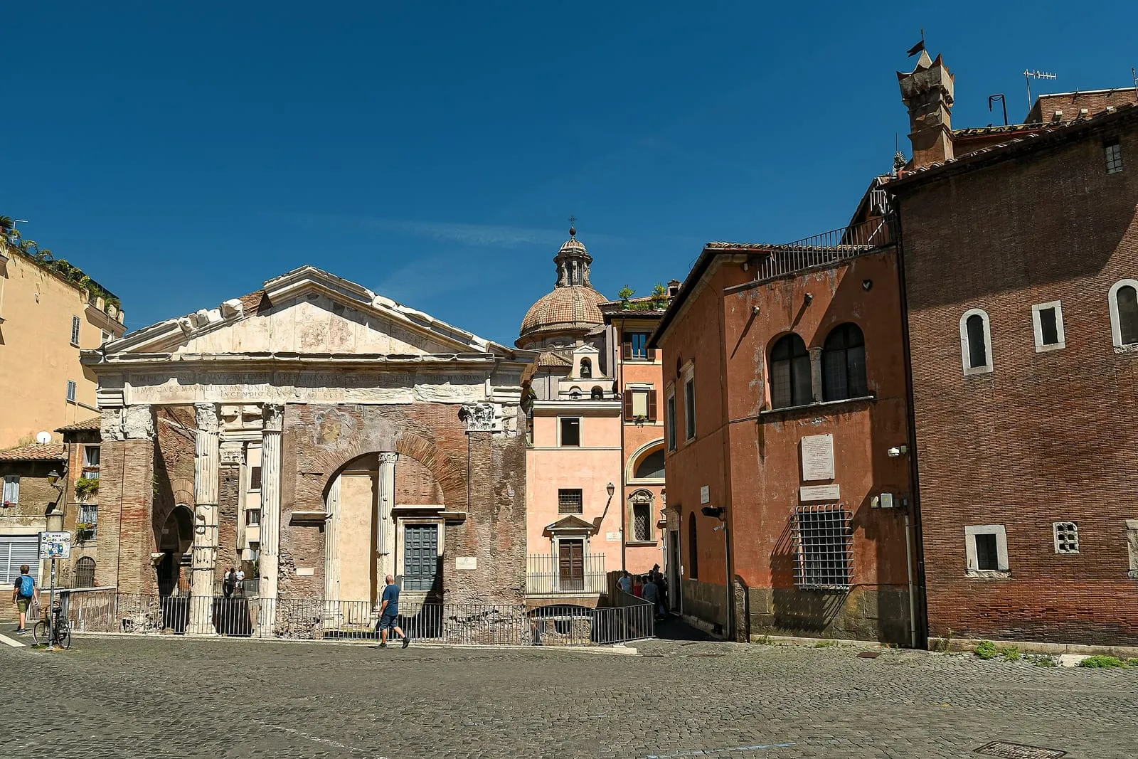Vestiges du portique d'Octavie, colonnes corinthiennes et arc de brique, à l'entrée de la via del Portico d'Ottavia