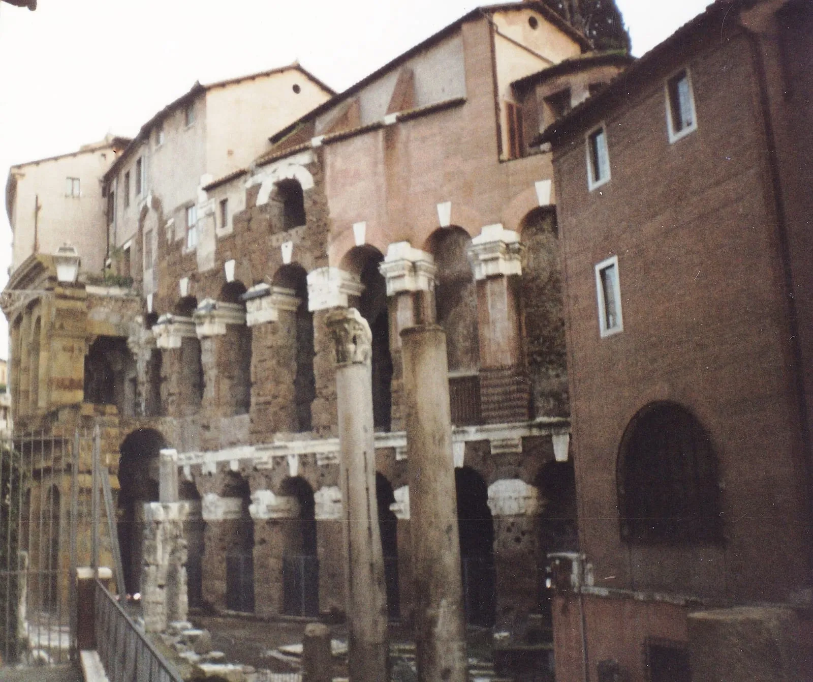 Arcades superposées du théâtre de Marcellus, à la lisière du quartier juif de Rome