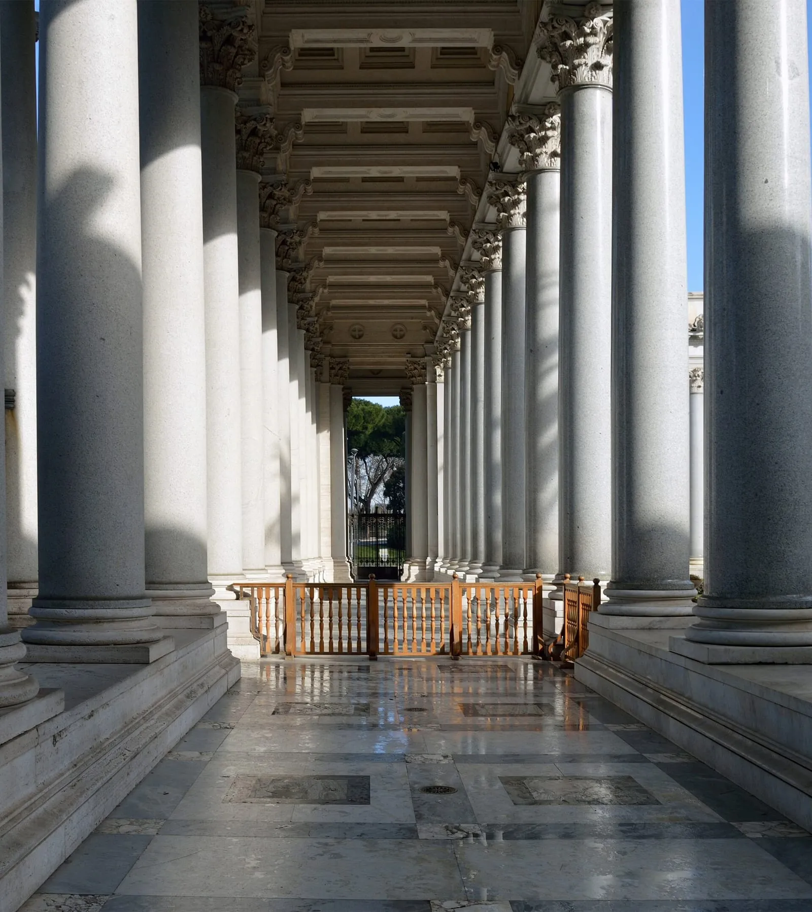 Colonnade du cloître de la basilique Saint-Paul-hors-les-Murs à Rome, avec ses arcs réguliers et son jardin intérieur