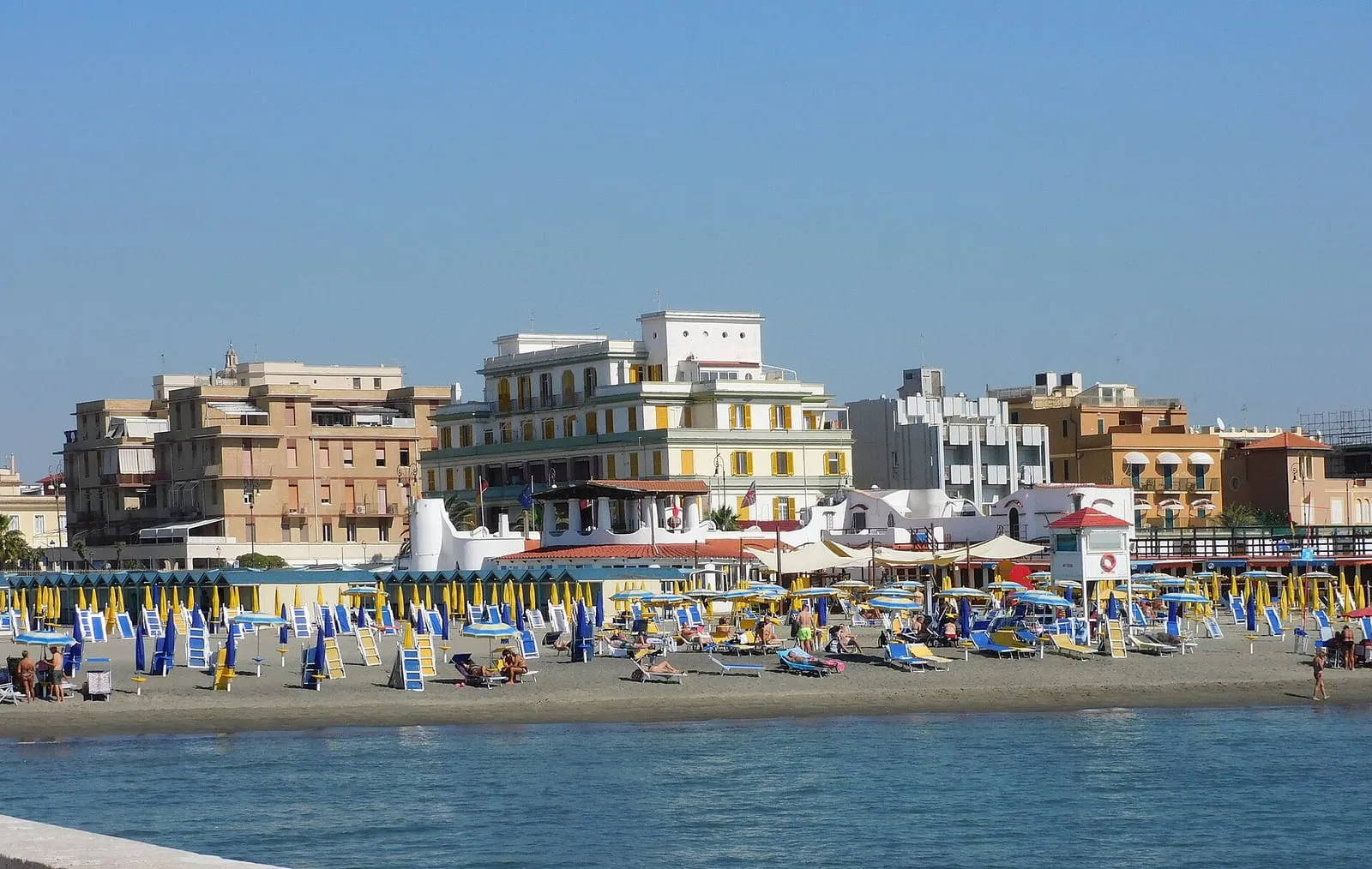Front de mer de Lido di Ostia, sable et rangées de parasols le long du lungomare Toscanelli