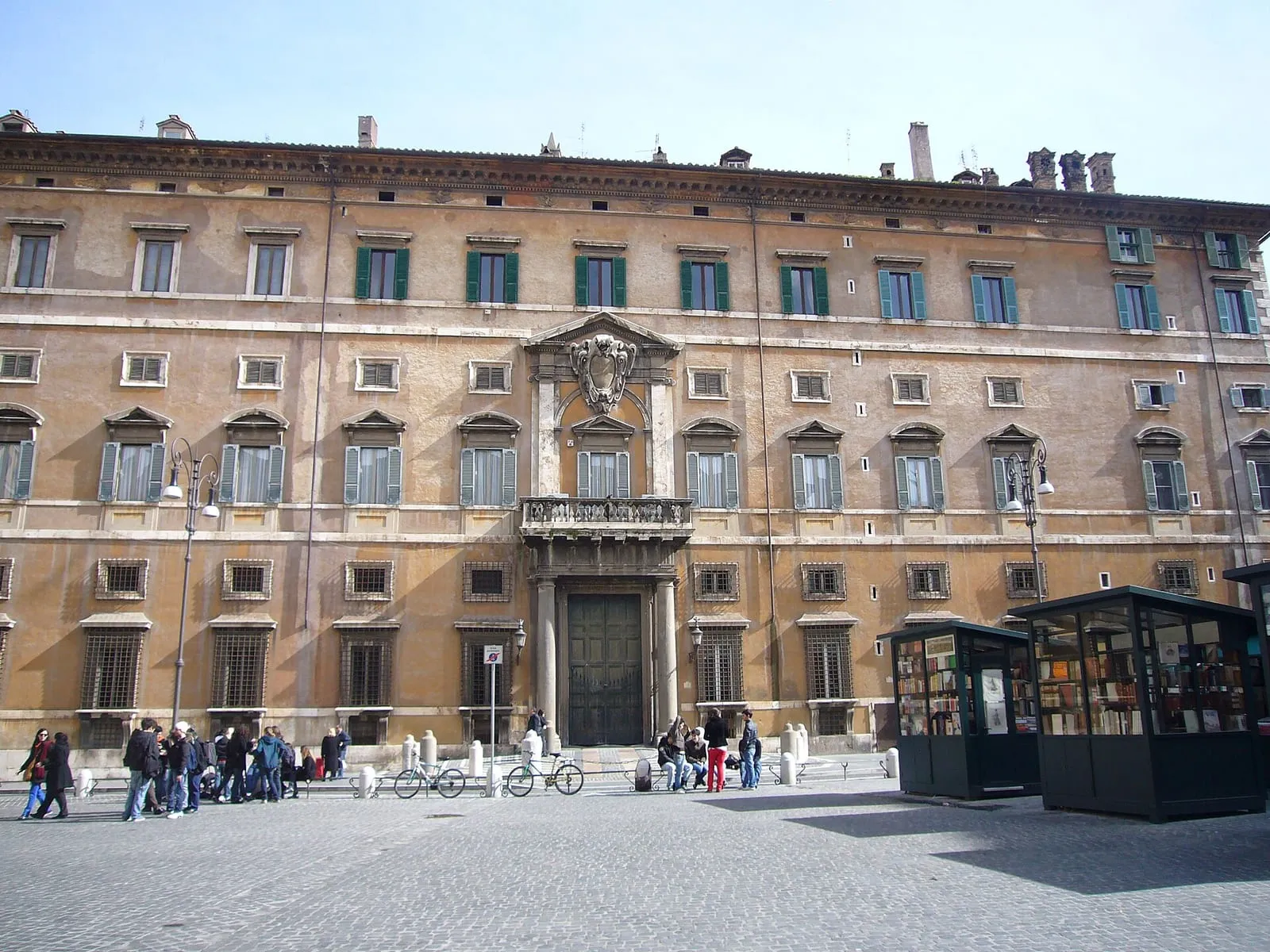 La longue façade ocre du palais Borghese sur la place Borghese à Rome, avec son portail central et son balcon