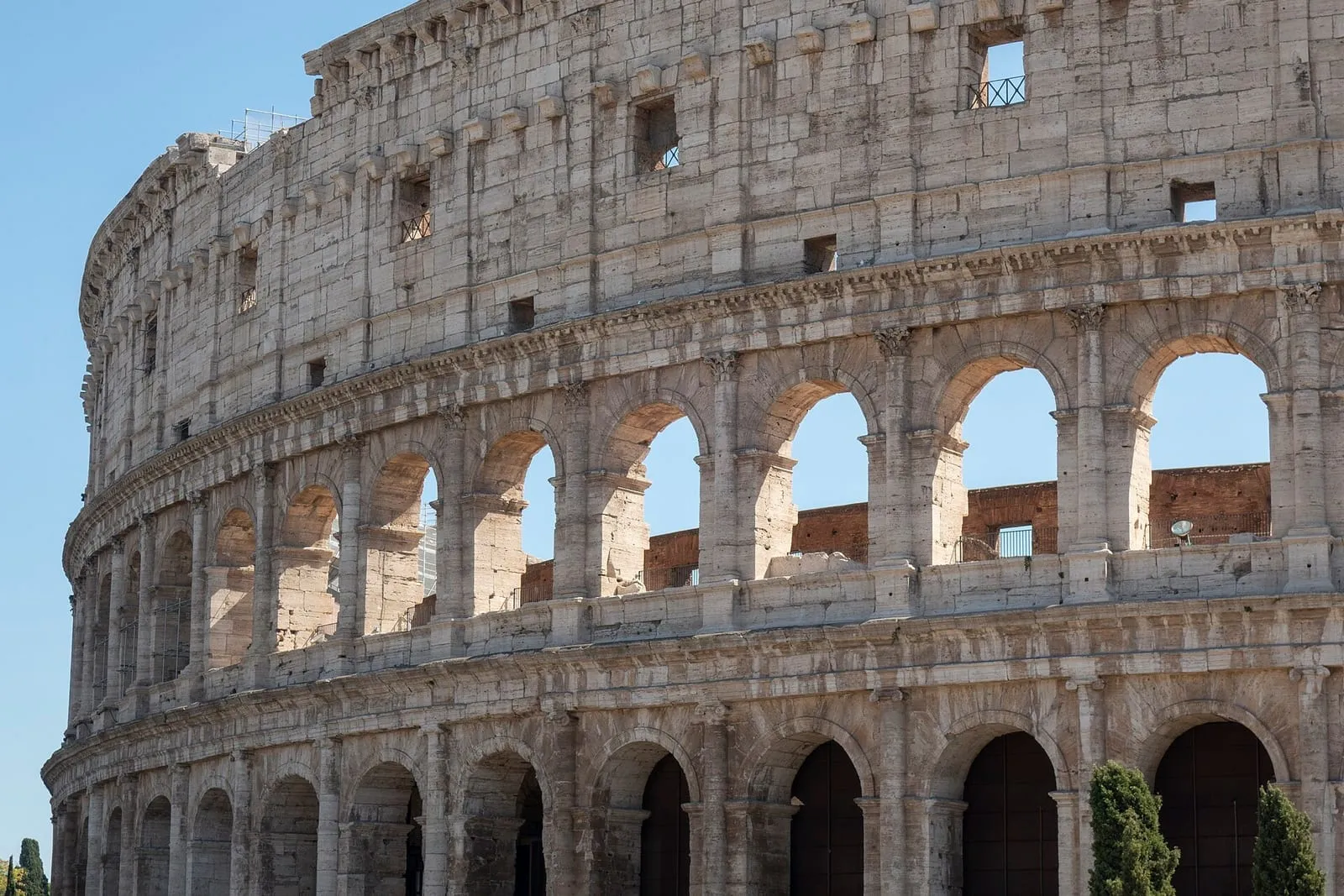 Façade extérieure du Colisée à Rome, ses rangées d'arches superposées vues en contre-plongée