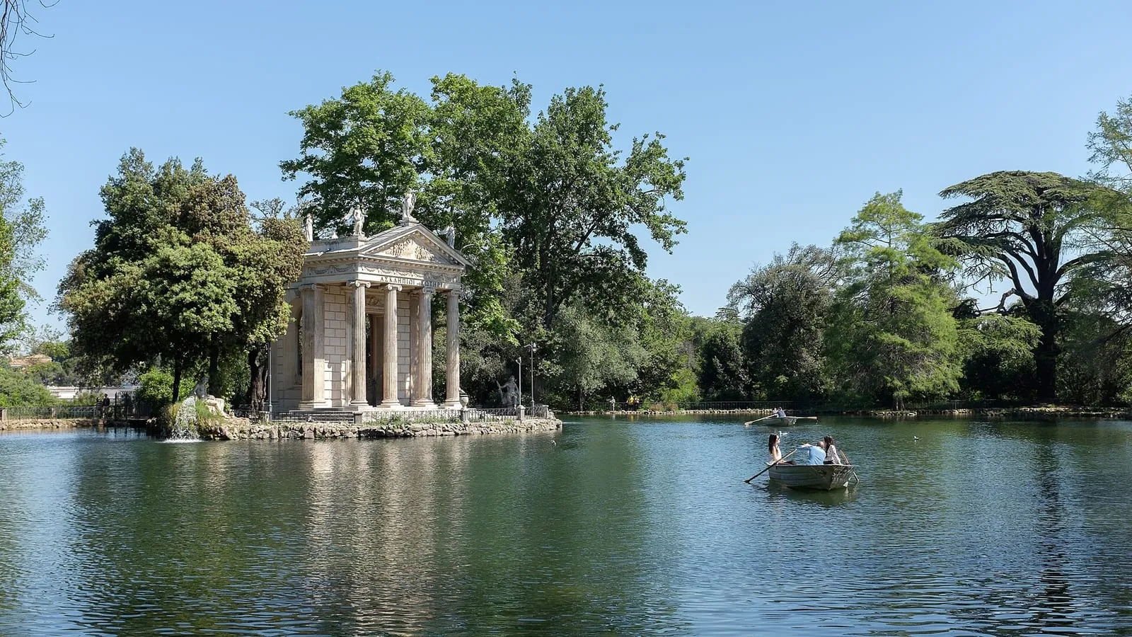 Le lac de la villa Borghese à Rome avec le temple d'Esculape sur son îlot et une barque à rames au premier plan