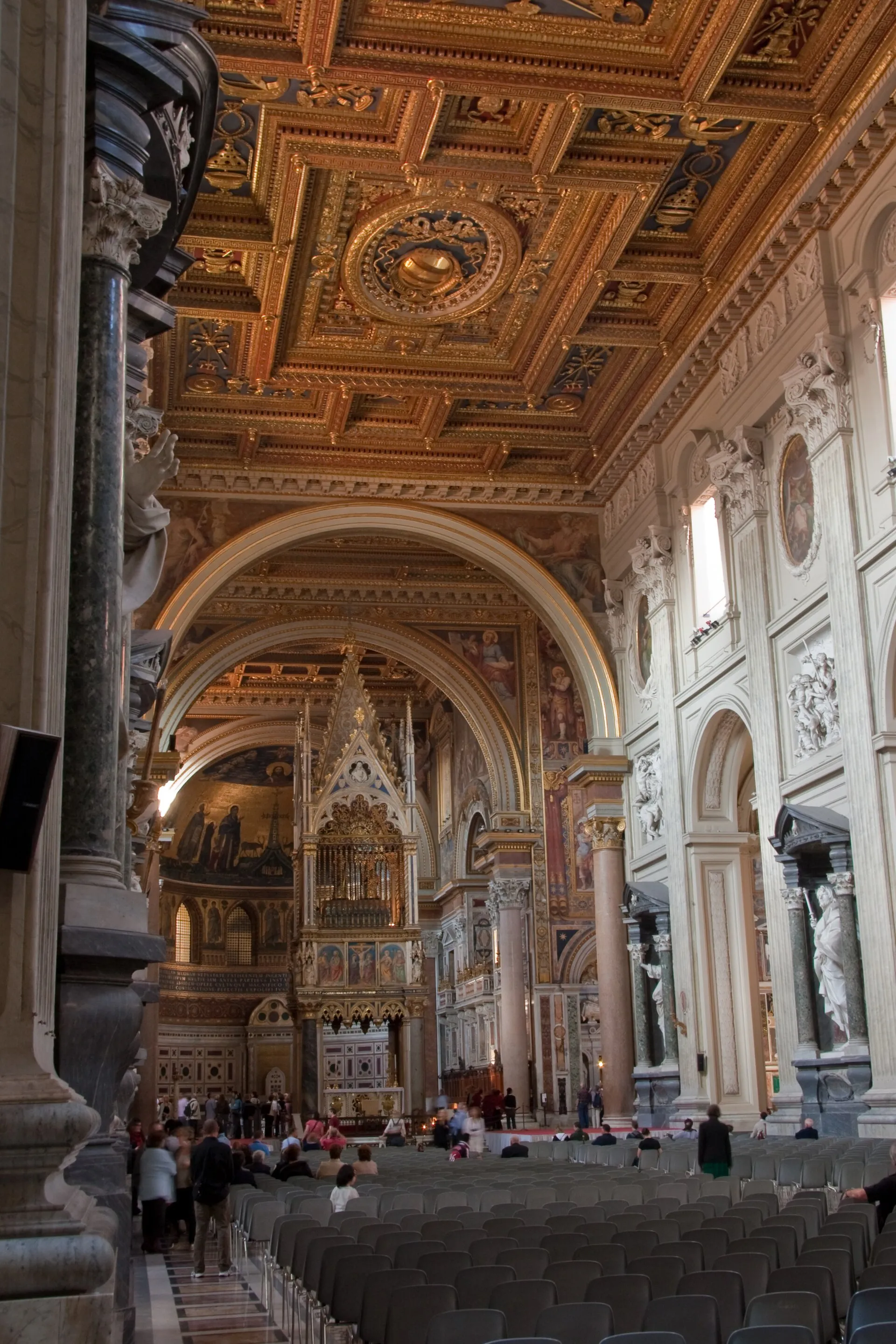 La nef de la basilique Saint-Jean-de-Latran