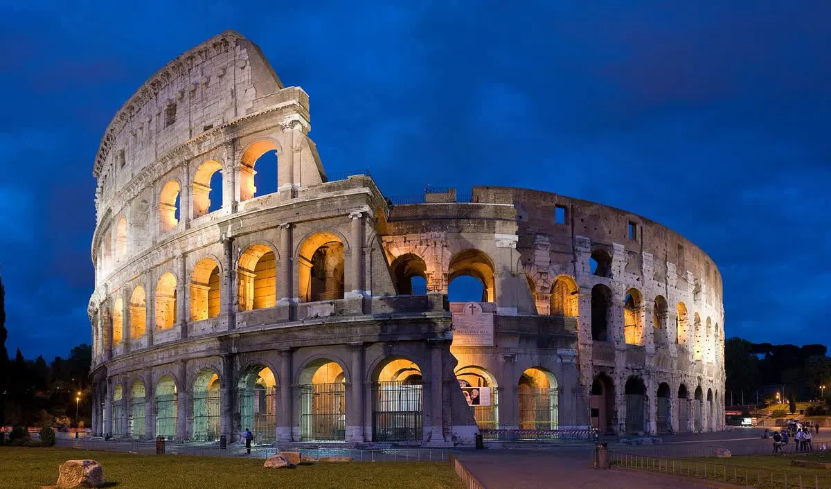 La façade du Colisée de Rome à la tombée du jour