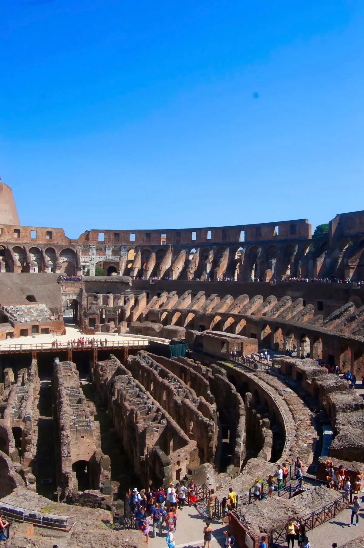 L'intérieur du Colisée avec l'arène et les structures souterraines