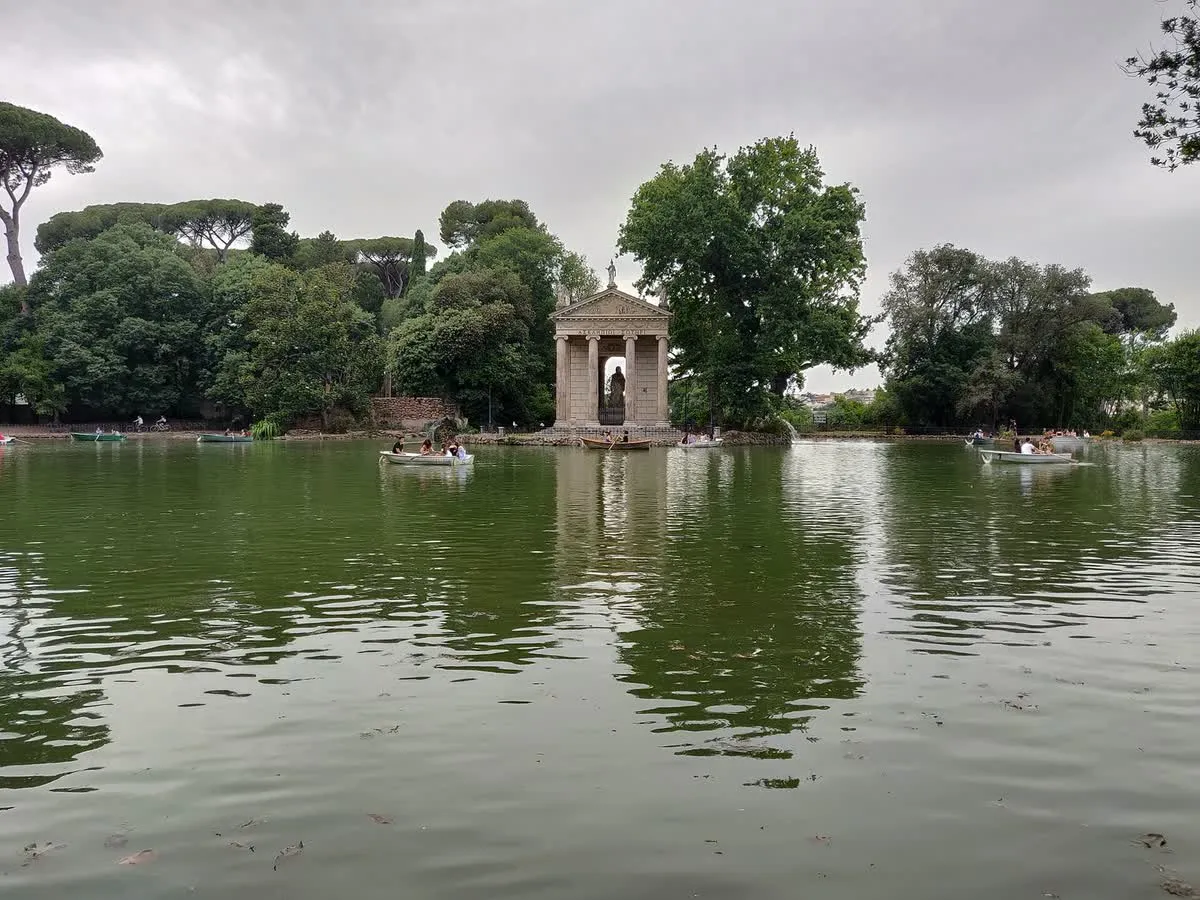 Le laghetto de la villa Borghèse avec son temple néoclassique d'Esculape et les barques à rames alignées sur l'eau