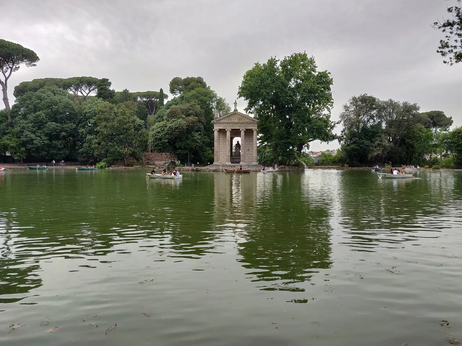 Le laghetto de la villa Borghèse avec son temple néoclassique d'Esculape et les barques à rames alignées sur l'eau