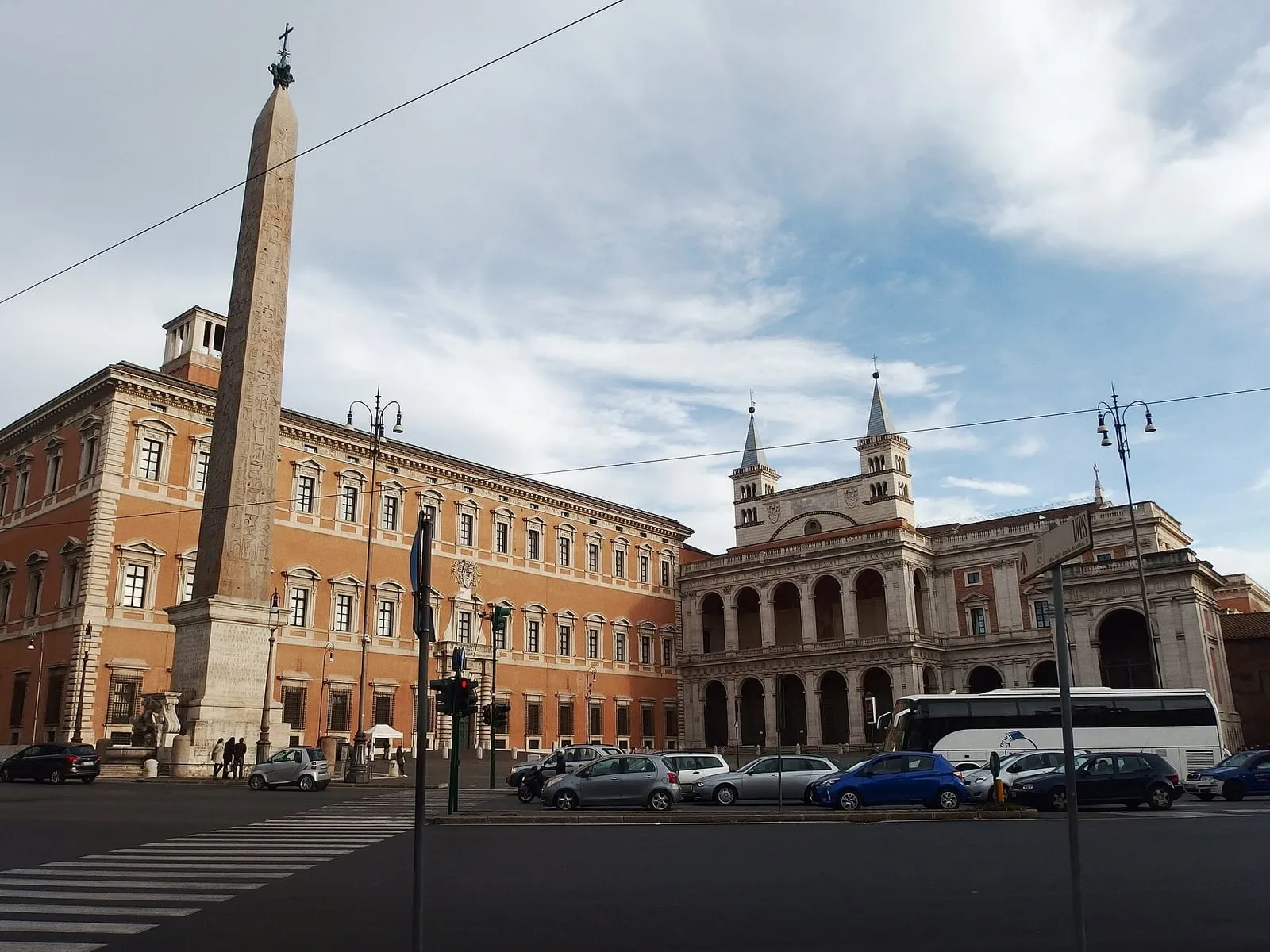 La place San Giovanni in Laterano à Rome, son obélisque et la basilique du Latran sous un ciel clair