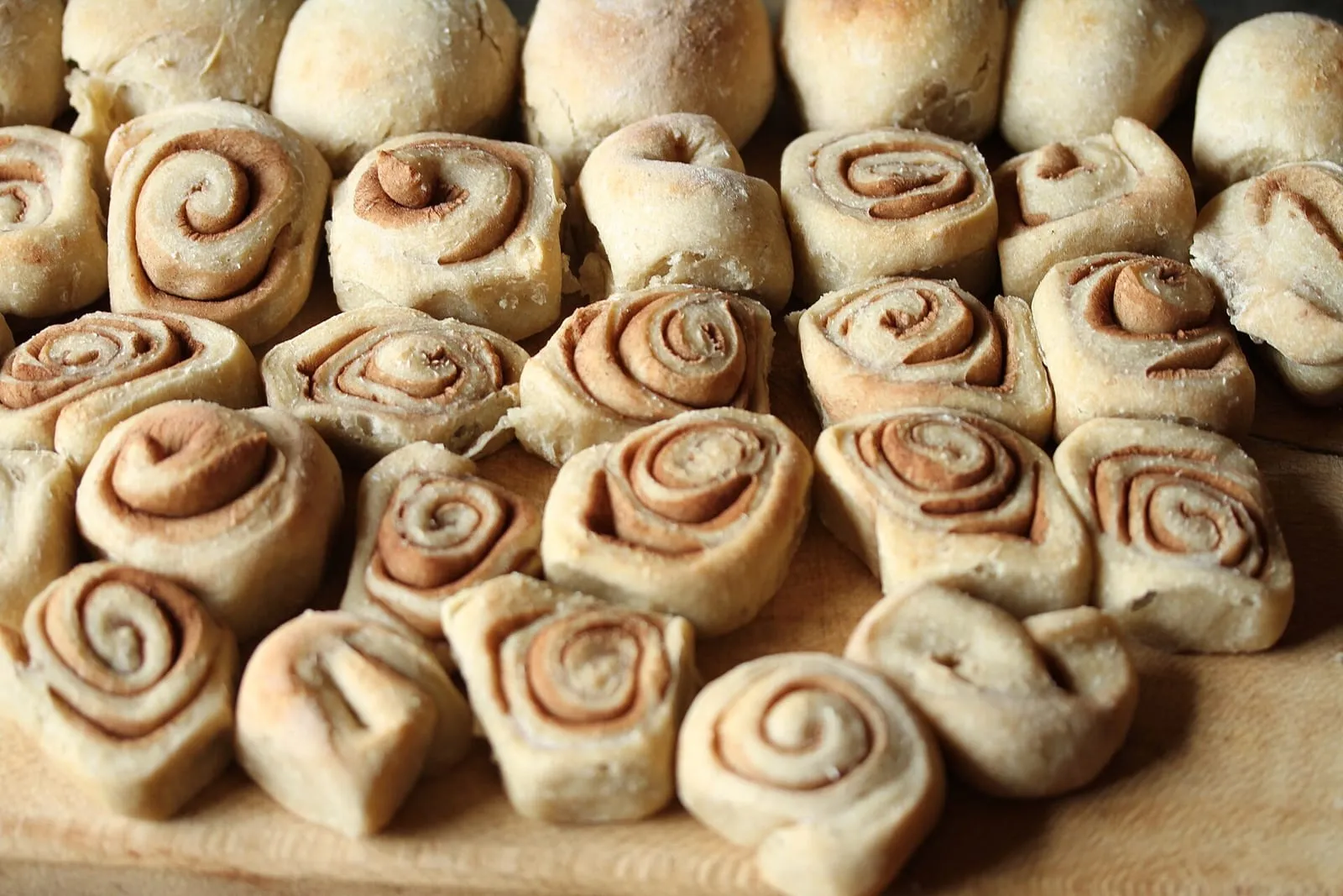 Miche de pain sans gluten tranchée sur une planche, mie serrée et croûte dorée