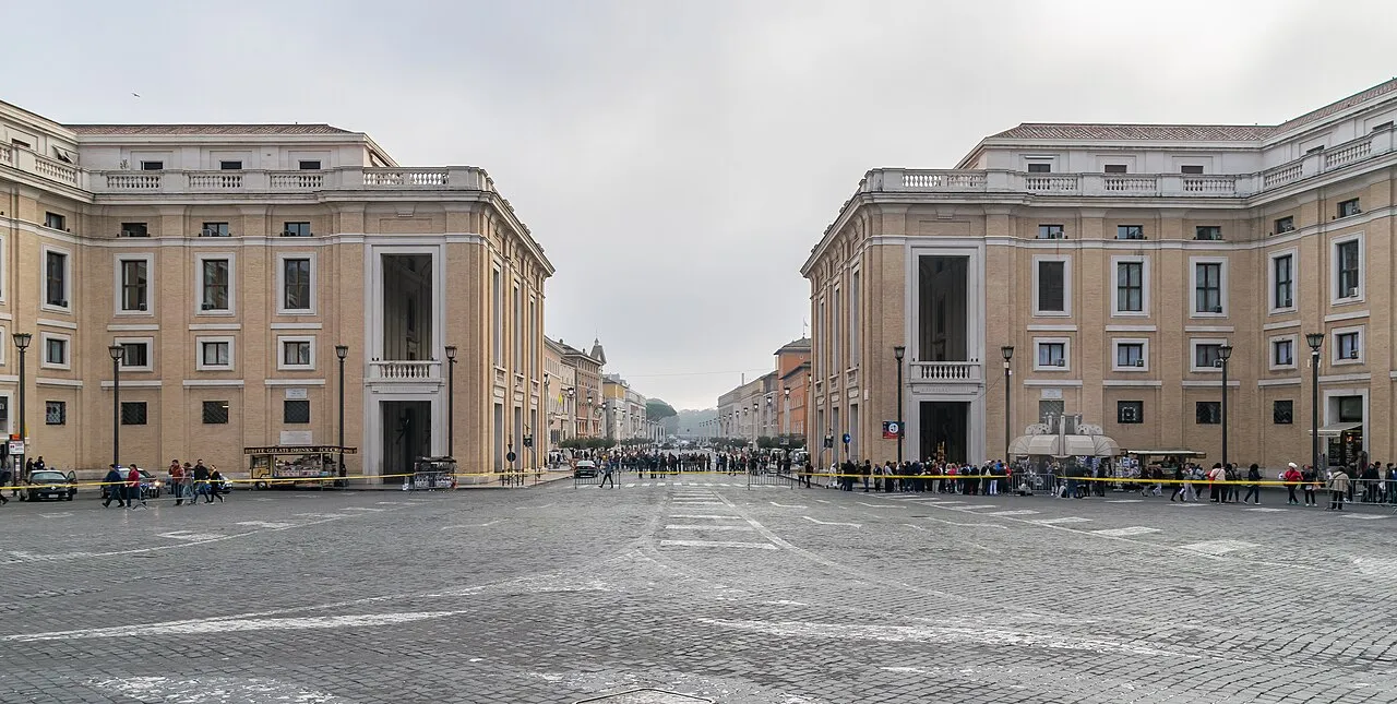Vue de la via della Conciliazione depuis la place Pio XII, vers la coupole de la basilique Saint-Pierre