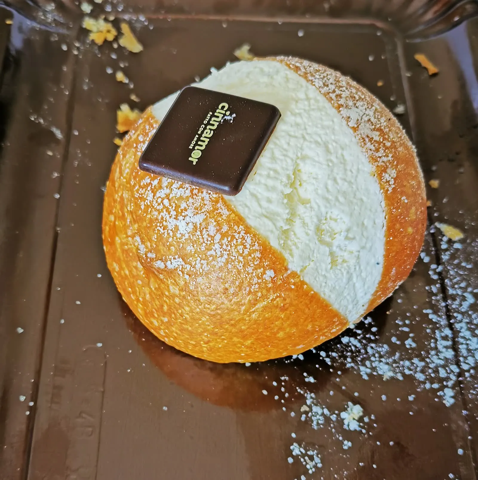 Un maritozzo, la brioche sucrée italienne, posé sur une table