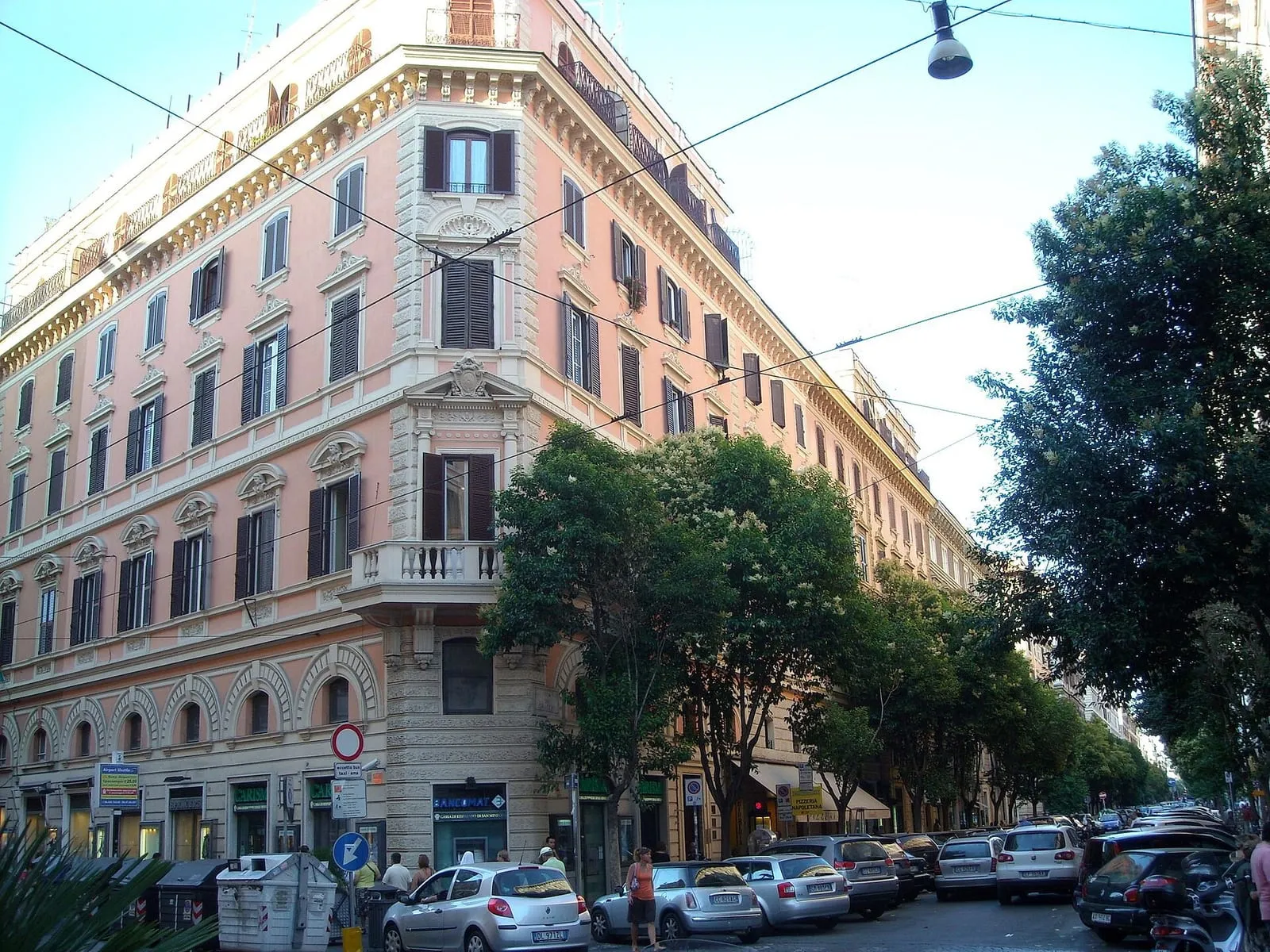 Immeuble d'angle rose et circulation automobile via Ottaviano, dans le quartier Prati à Rome