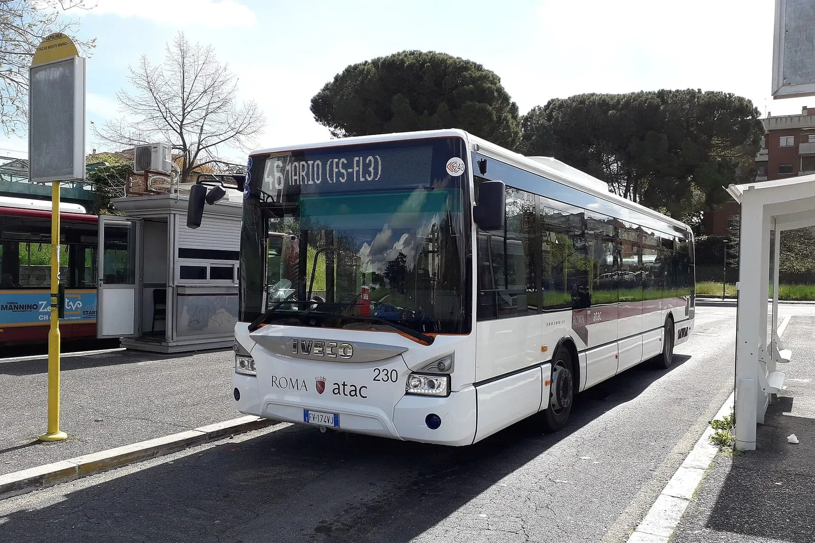 Un bus de l'Atac dans une rue de Rome