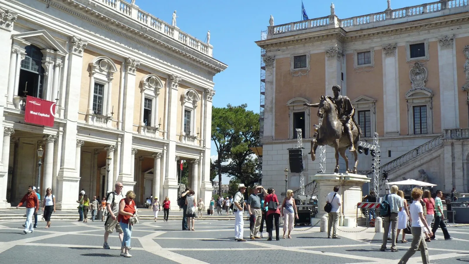 La place du Capitole à Rome, encadrée par le Palazzo dei Conservatori et le Palazzo Nuovo, avec la statue équestre de Marc Aurèle au centre