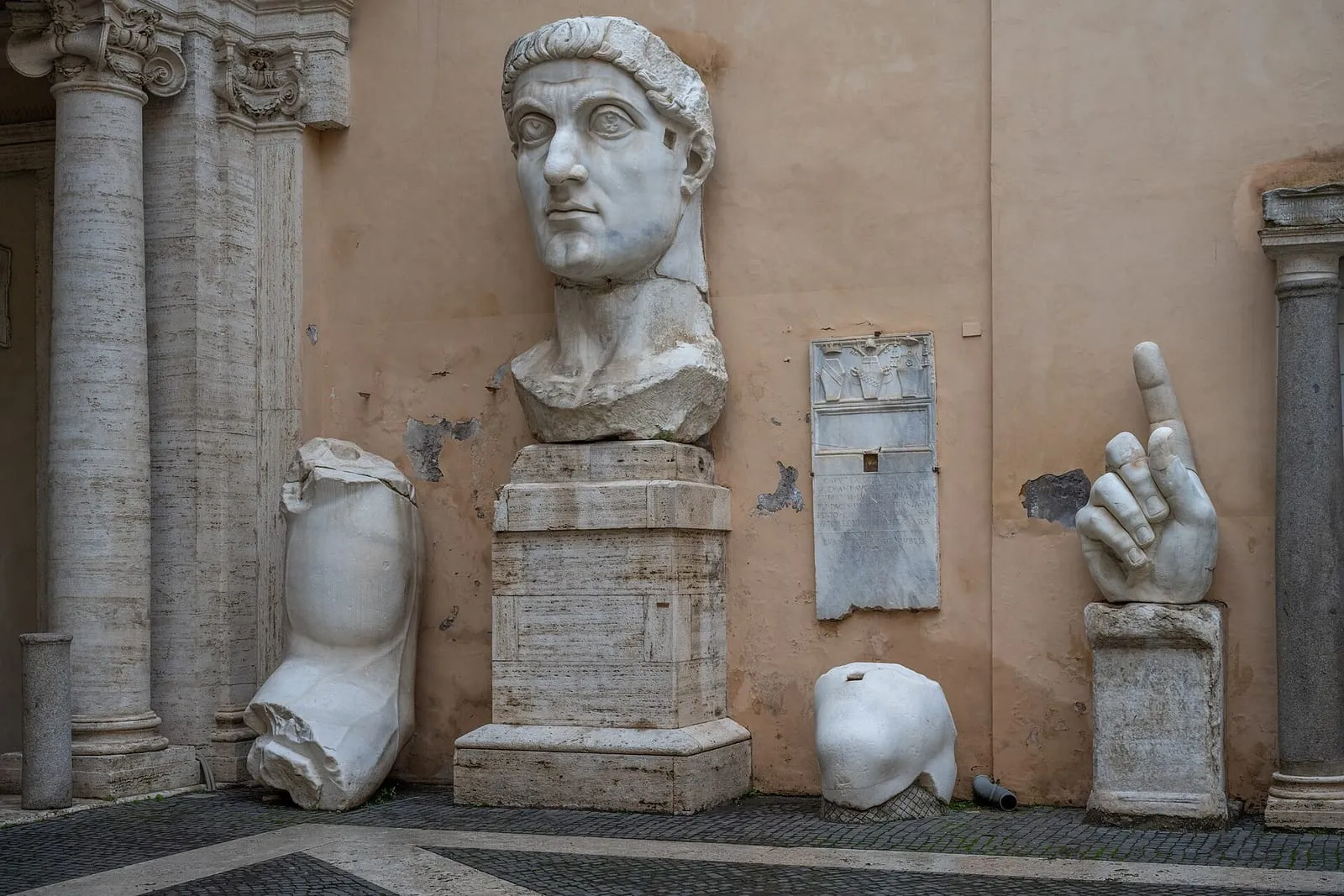 La tête, la main et le pied du colosse de Constantin dans la cour du Palazzo dei Conservatori, aux musées du Capitole