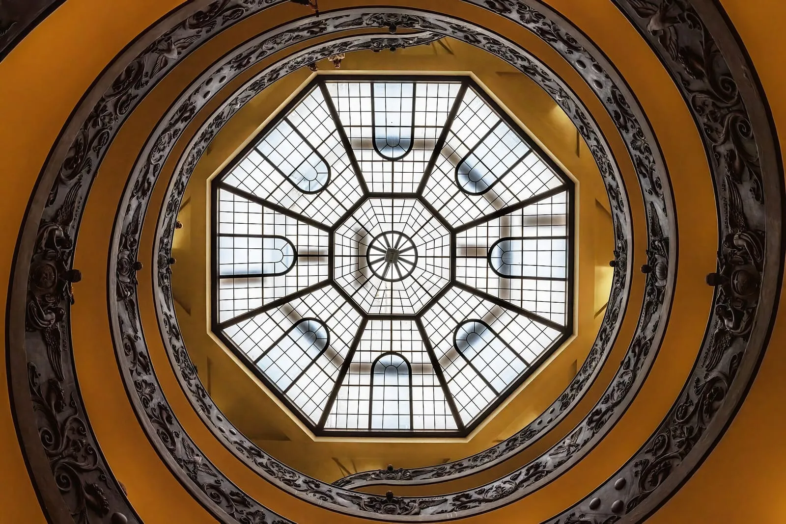 L'escalier hélicoïdal de Bramante vu depuis le bas, à la sortie des musées du Vatican