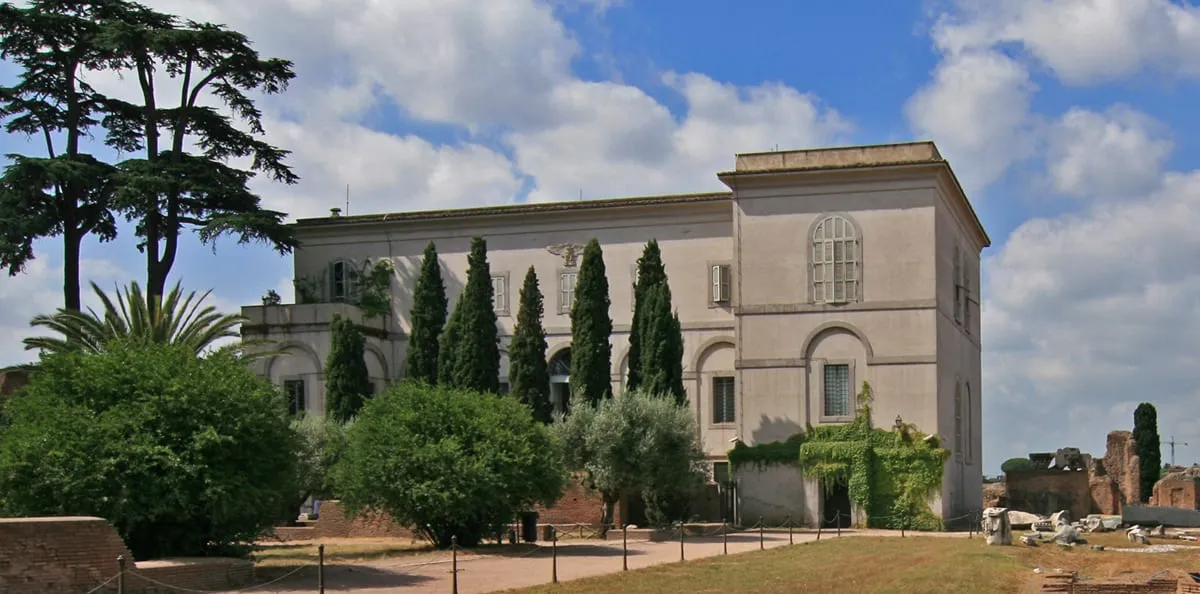 Le bâtiment du musée du Palatin sur le mont Palatin à Rome, entouré de cyprès et de pins, voisin des ruines antiques