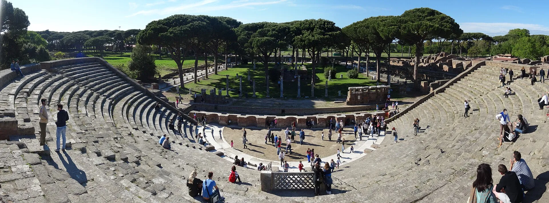 Vue panoramique du théâtre romain d'Ostie Antica, avec ses gradins, son mur de scène à niches et ses statues