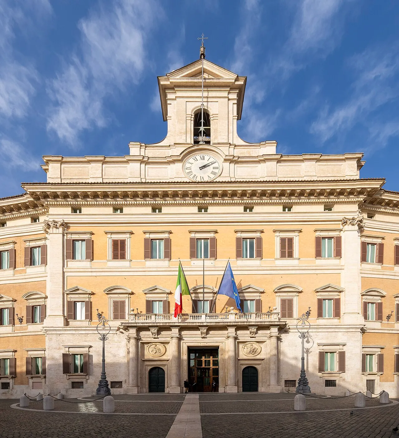 Façade du Palais Montecitorio à Rome, avec son horloge, son campanile et son balcon aux drapeaux italien et européen