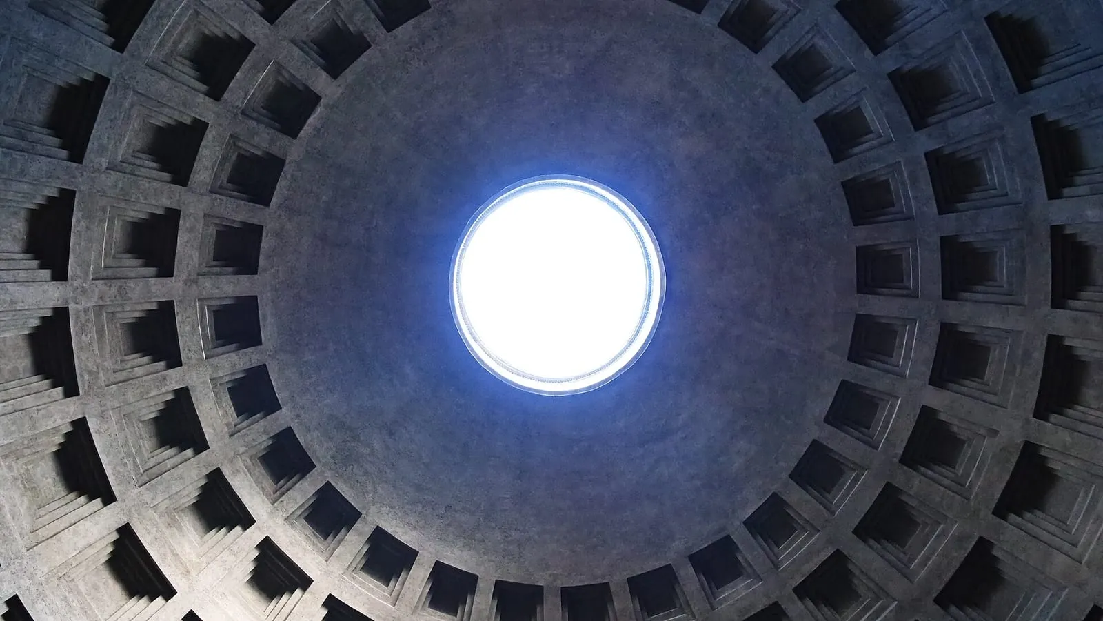 L'oculus du Panthéon, vu depuis l'intérieur de la coupole