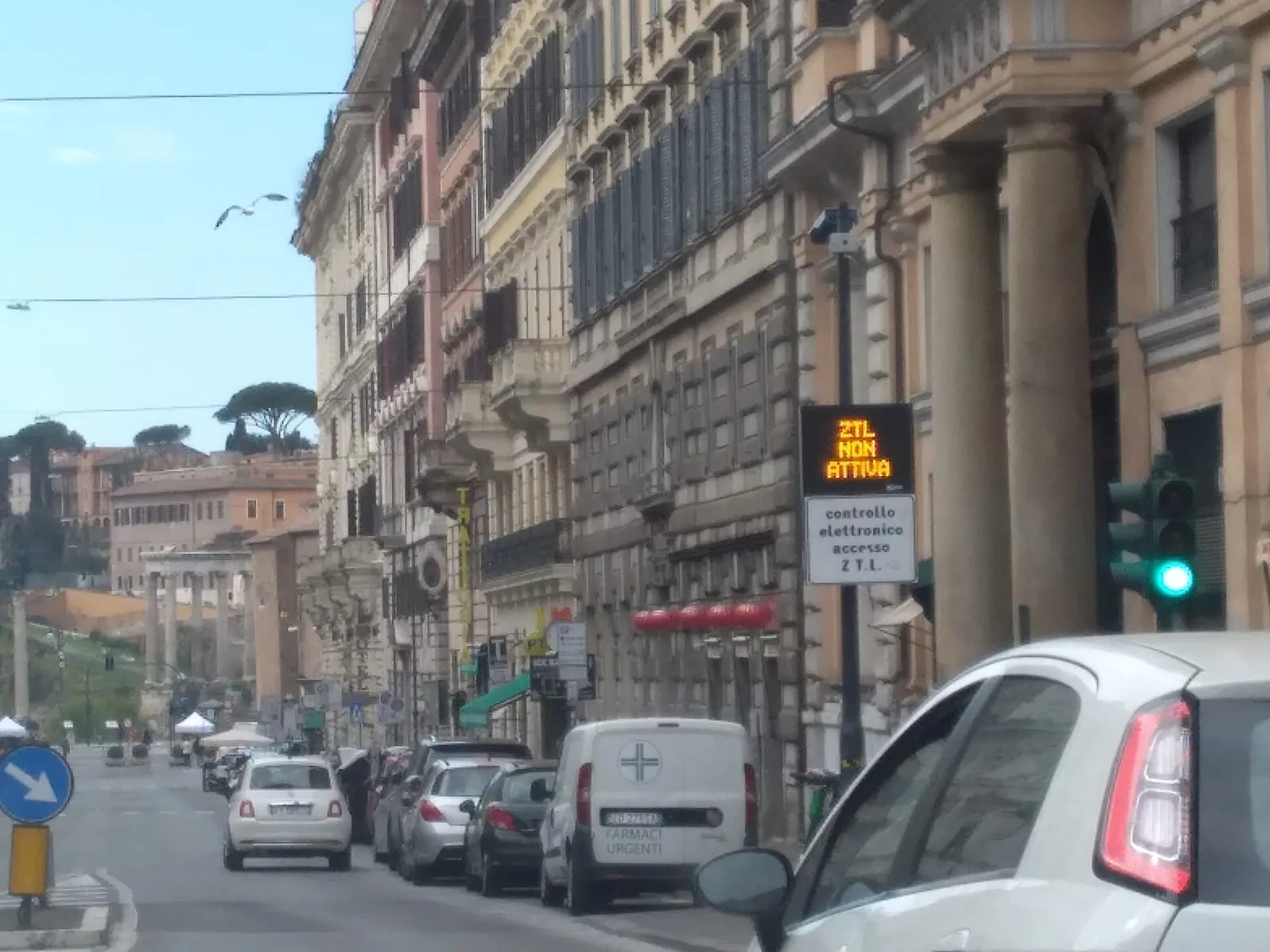 Panneau électronique ZTL non attiva et caméra de contrôle à une entrée de zone à trafic limité à Rome