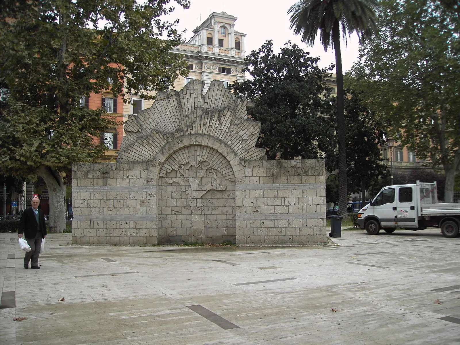 Jardins de la piazza Vittorio Emanuele II à Rome et son nymphée antique
