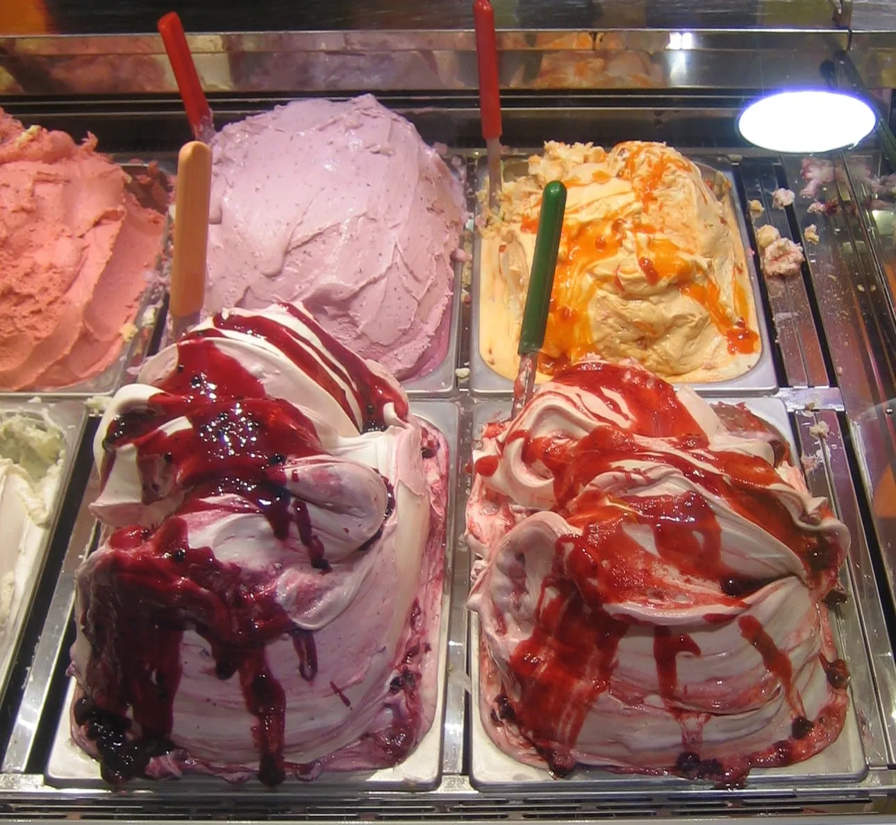 Bacs de gelato artisanal dans la vitrine d'un glacier italien