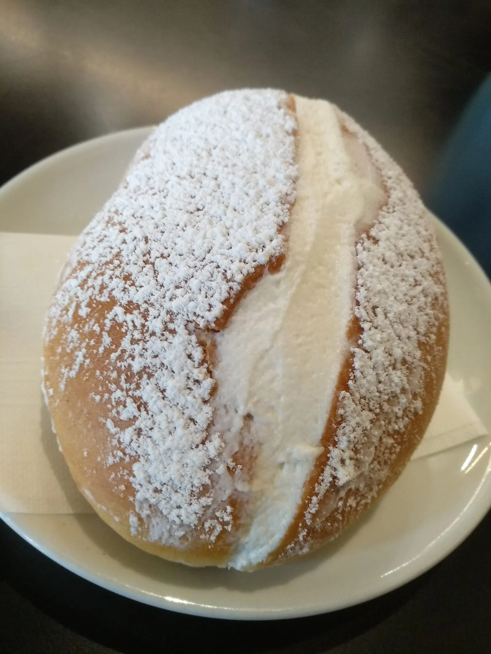 Un maritozzo con la panna, brioche romaine garnie de crème fouettée et saupoudrée de sucre glace