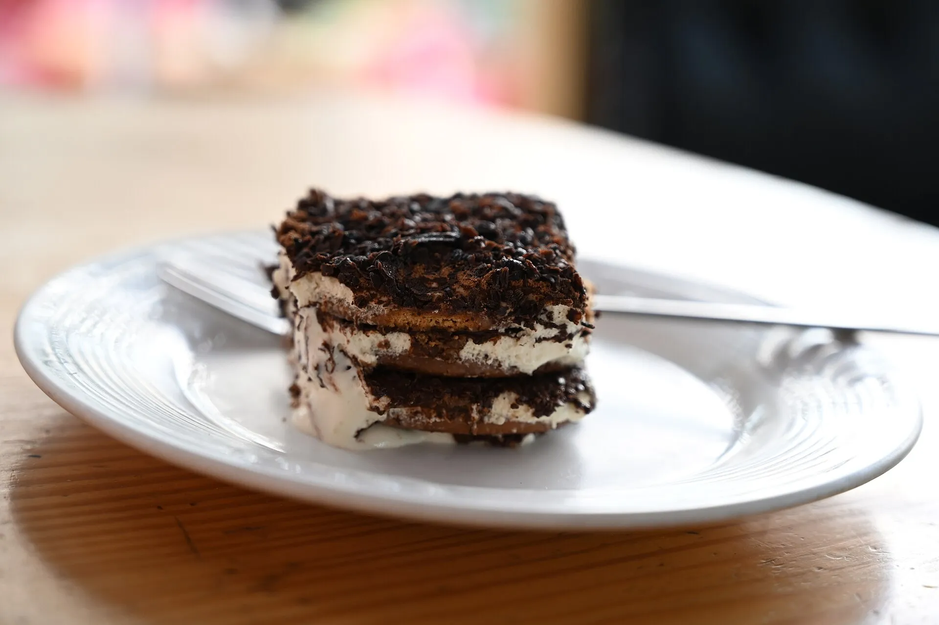 Une part de tiramisù aux couches de mascarpone, biscuits imbibés de café et cacao