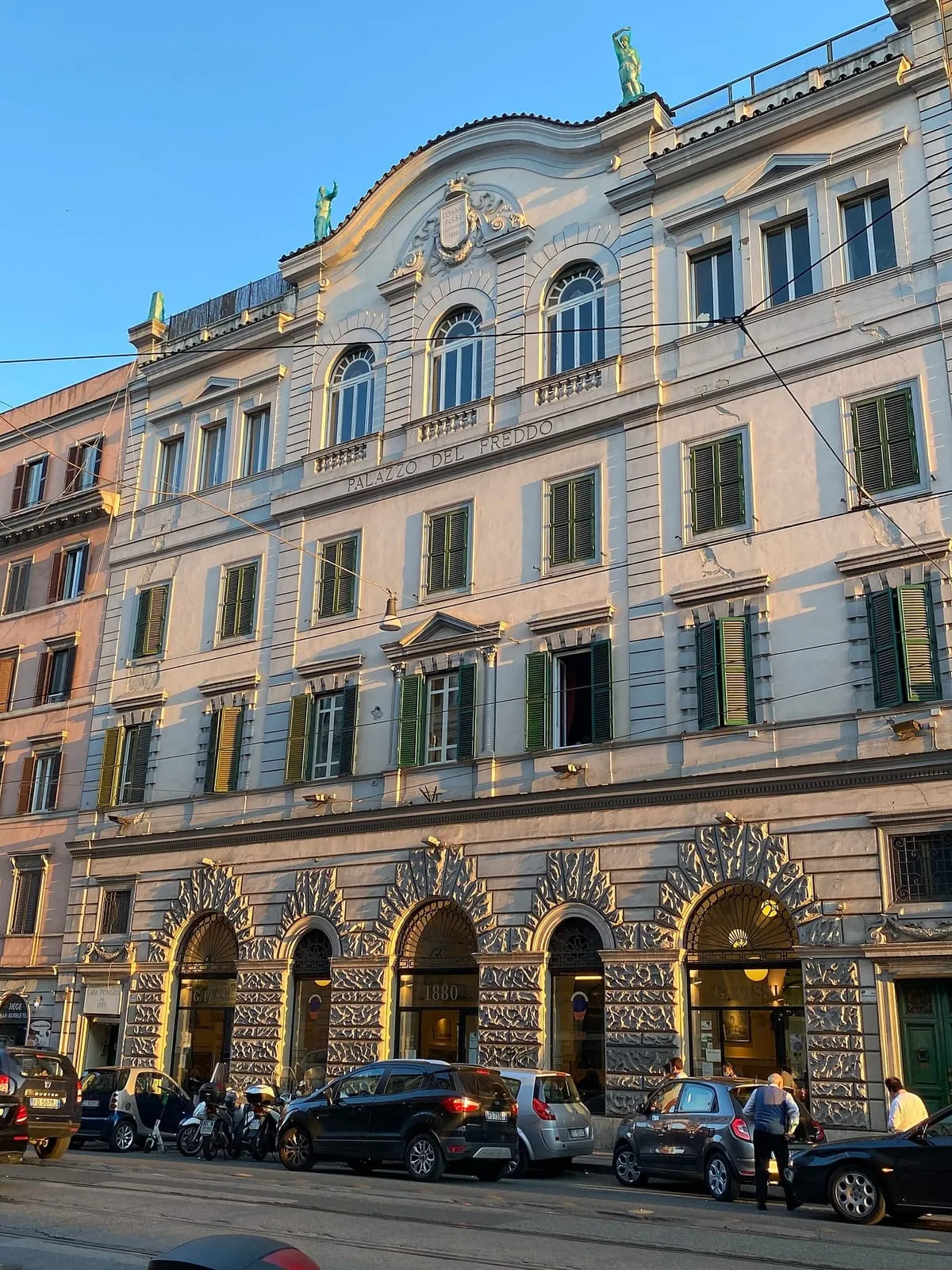 Façade historique de la gelateria Palazzo del Freddo Giovanni Fassi à Rome, avec l'inscription de la maison fondée en 1880