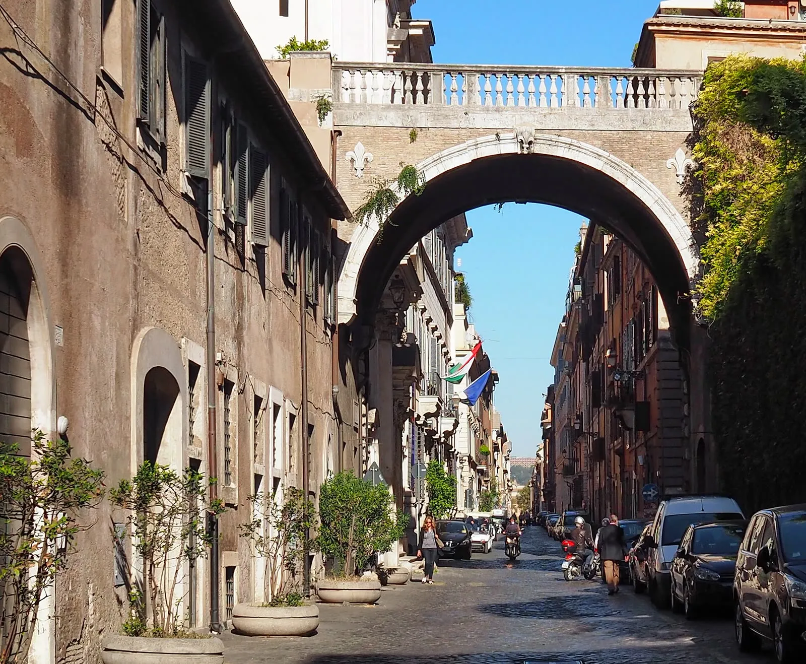 La Via Giulia à Rome vue sous l'arche Farnese, rue pavée bordée de palais historiques