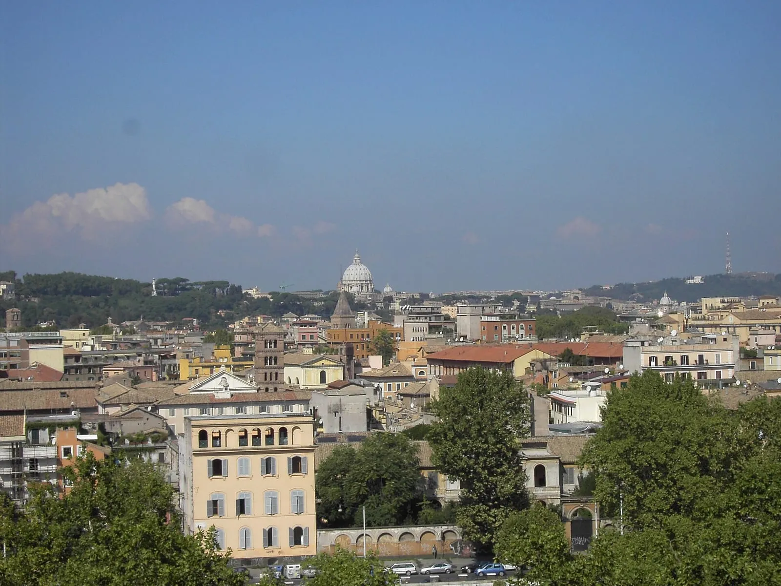 Vue sur les toits de Rome et la coupole de Saint-Pierre depuis le jardin des Oranges, sur la colline de l'Aventin