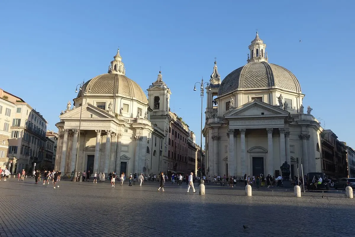 Les deux églises jumelles Santa Maria dei Miracoli et Santa Maria in Montesanto, sur la piazza del Popolo à Rome