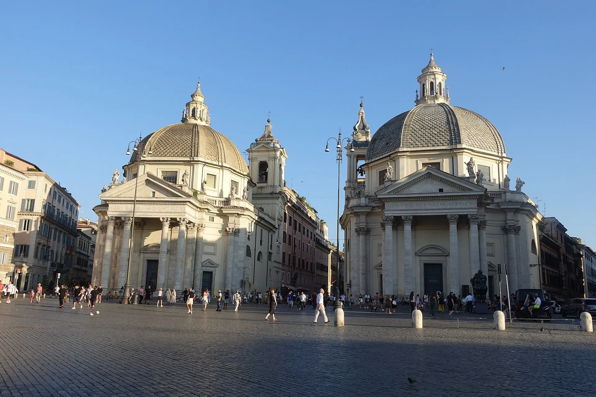 Les deux églises jumelles Santa Maria dei Miracoli et Santa Maria in Montesanto, sur la piazza del Popolo à Rome