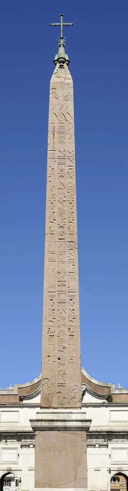 L'obélisque flaminien au centre de la piazza del Popolo, avec la porte du Peuple en arrière-plan