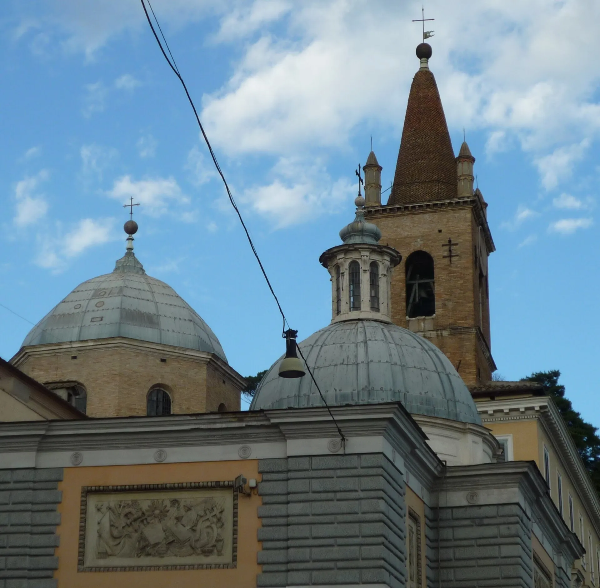 Coupoles et campanile de l'église Santa Maria del Popolo, à l'angle nord de la place