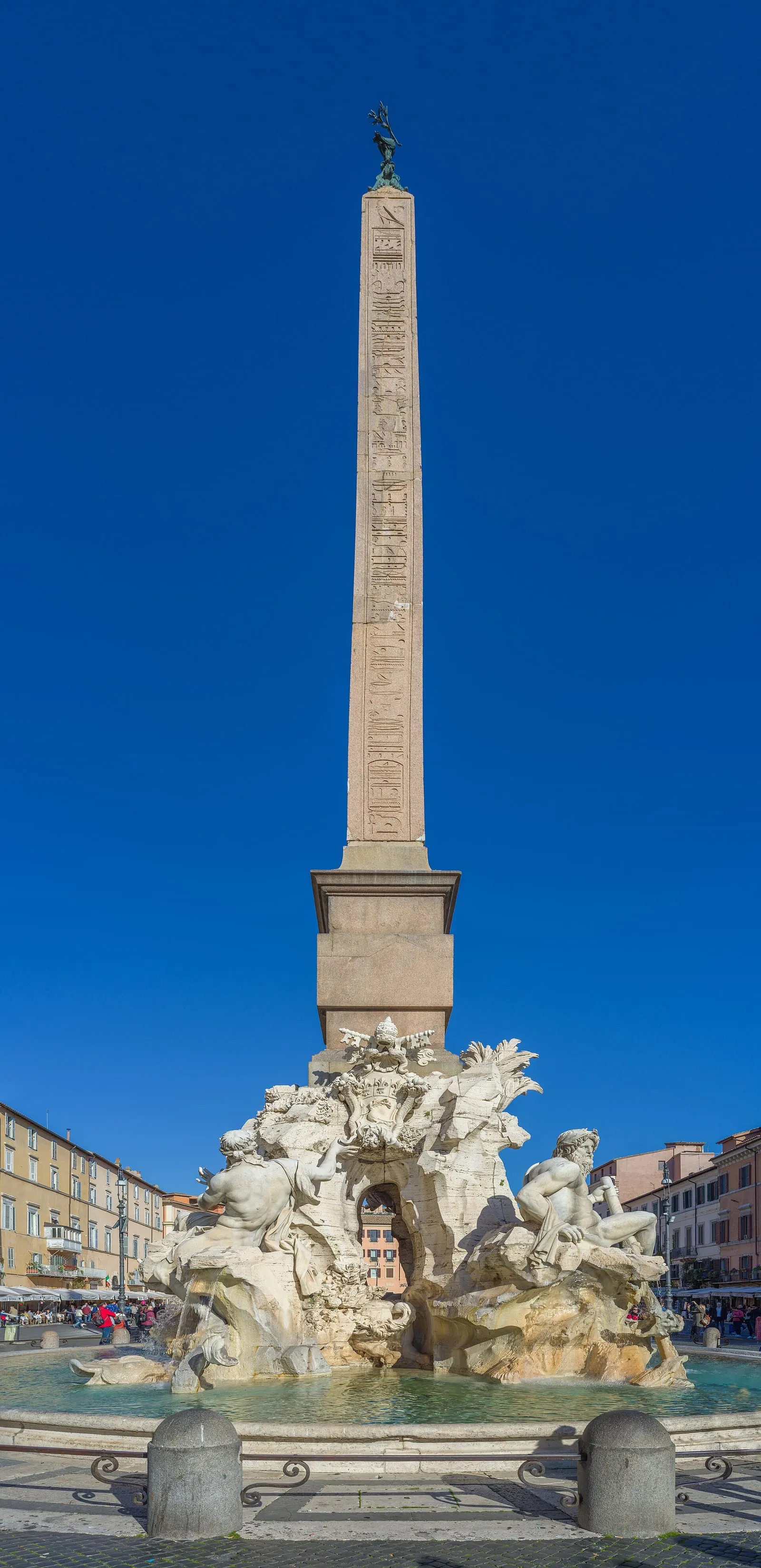 La fontaine des Quatre Fleuves et l'obélisque Agonal au centre de la piazza Navona à Rome, statues de marbre sur un rocher de travertin