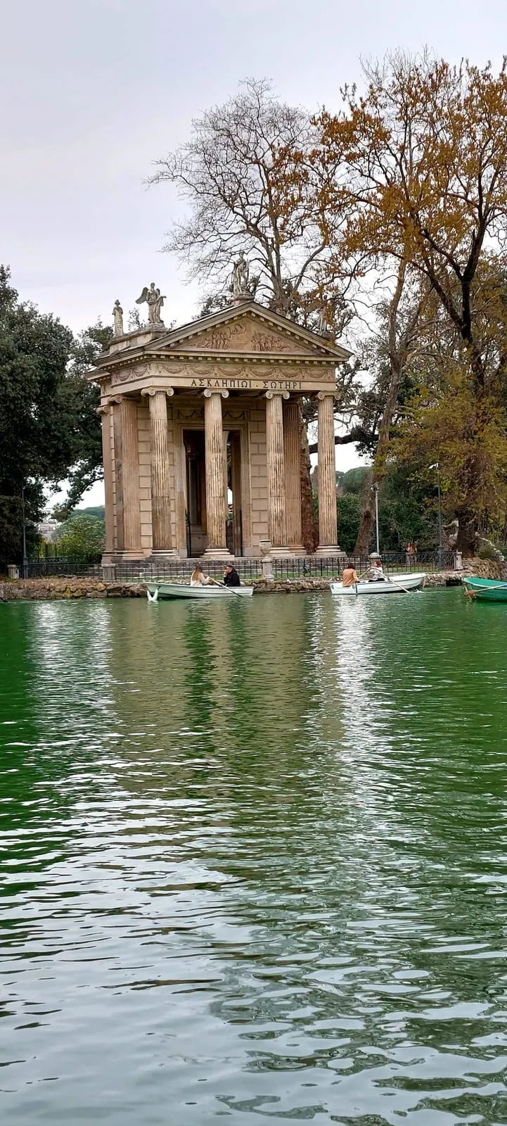Lac de la villa Borghèse à Rome, bordé de pins parasols et de pelouses