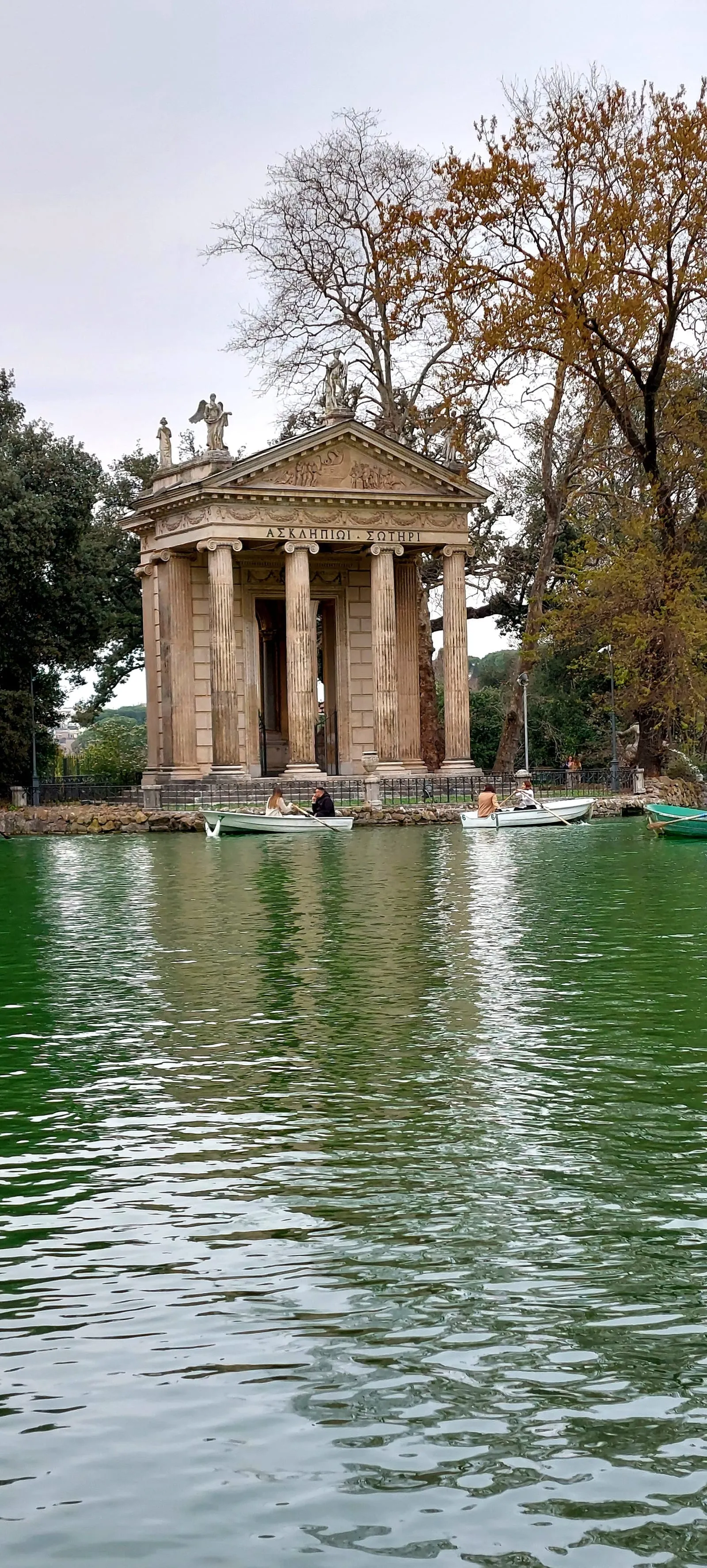 Lac de la villa Borghèse à Rome, bordé de pins parasols et de pelouses