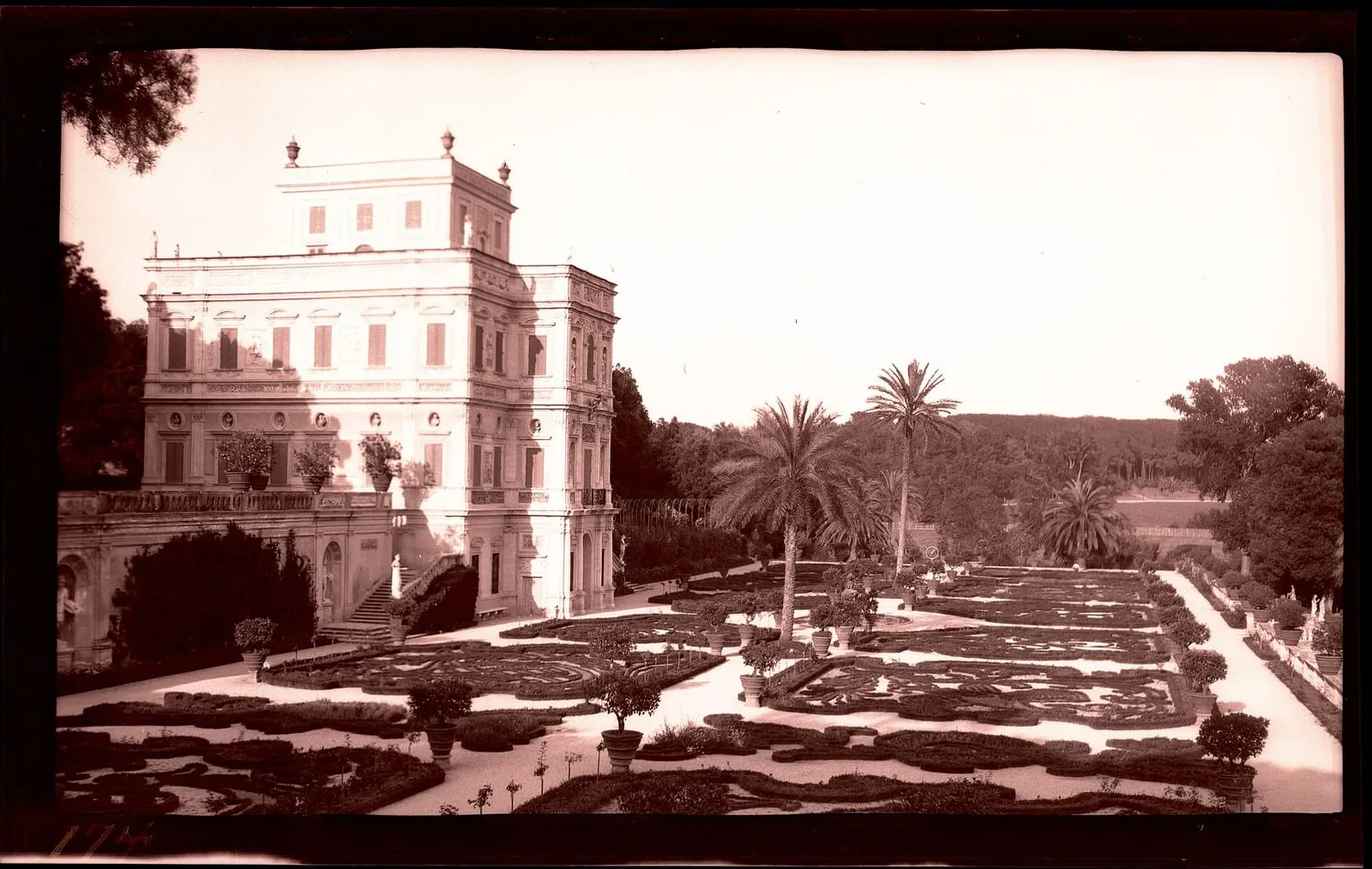 Ruisseau bordé d'arbres dans le parc de la villa Doria Pamphilj à Rome