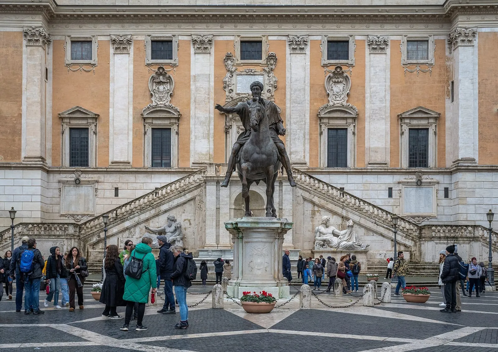 Pavage en étoile de la place du Capitole à Rome, autour de la statue équestre de Marc Aurèle et devant le Palazzo Senatorio