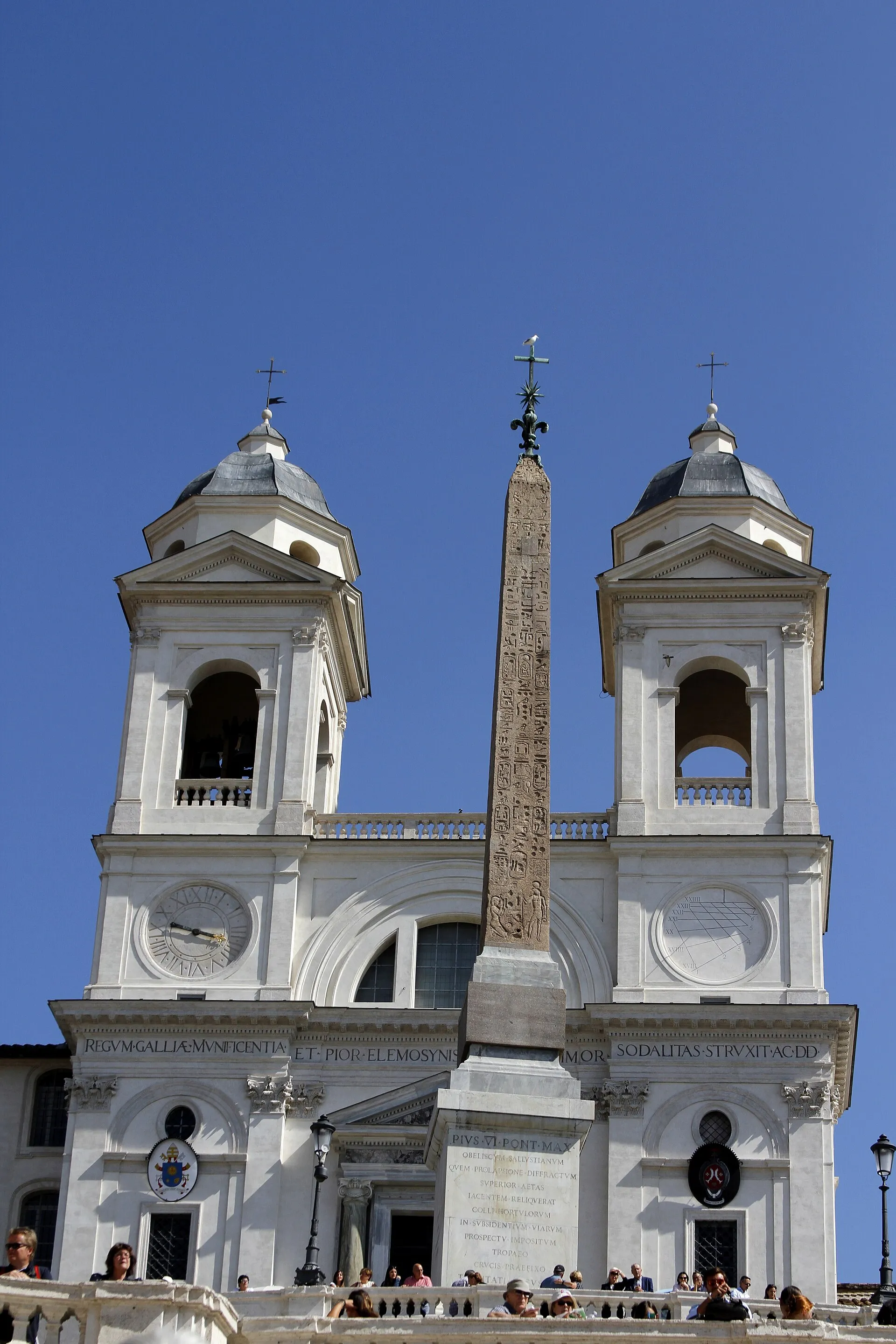 L'église Santissima Trinità dei Monti flanquée de ses deux clochers et l'obélisque Sallustiano surmonté d'une croix, vus depuis la terrasse au sommet de l'escalier de la place d'Espagne à Rome