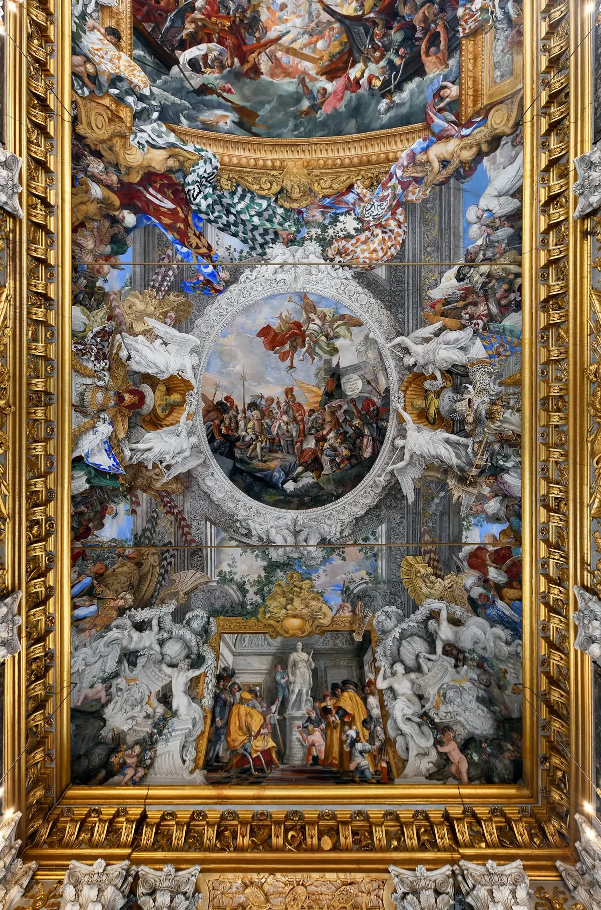 Plafond peint et doré de la galerie du palais Colonna à Rome, fresque baroque encadrée de stucs