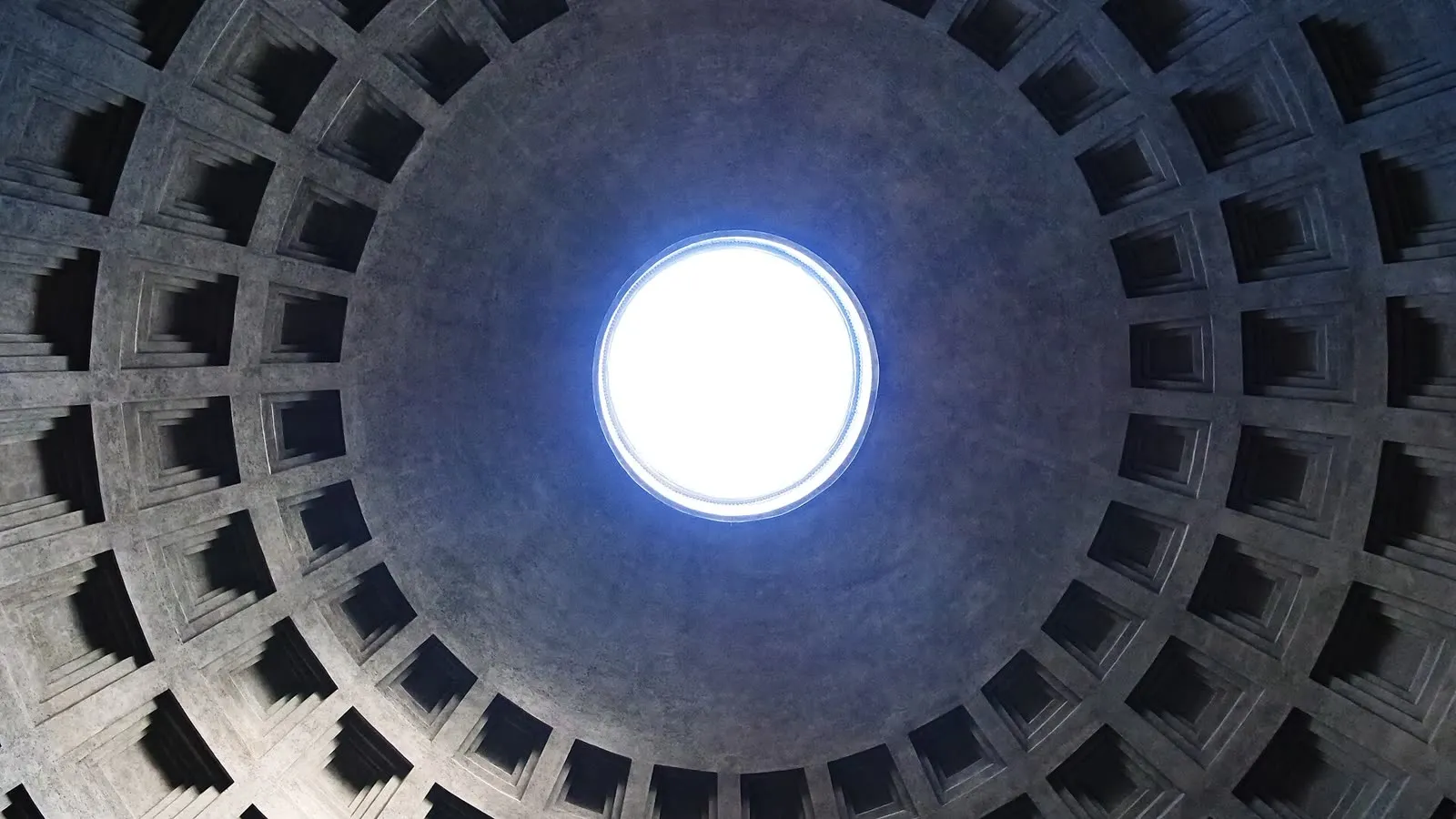 L'oculus du dôme du Panthéon de Rome vu de l'intérieur, large ouverture circulaire laissant passer la lumière du jour