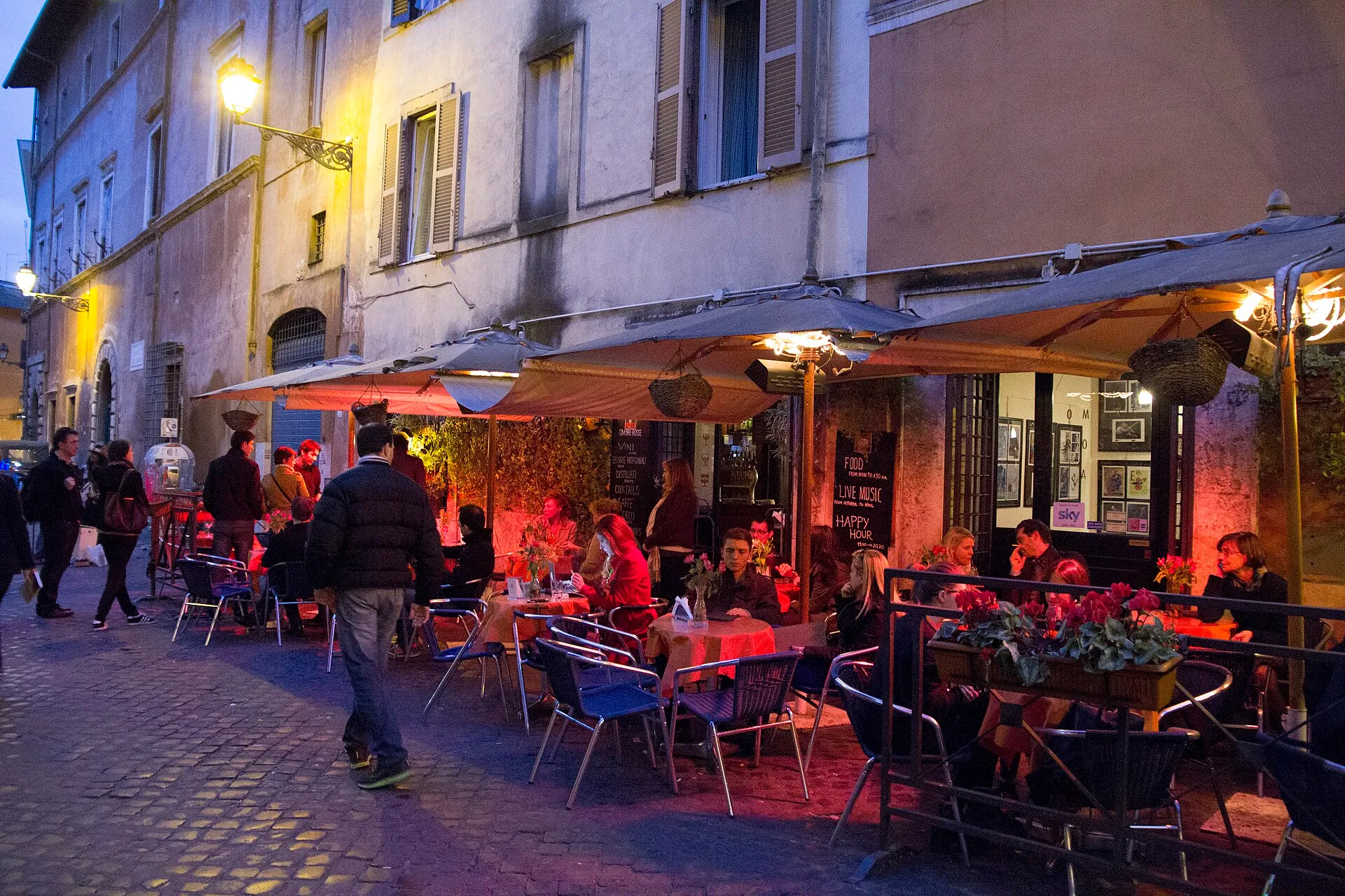 Table dressée en terrasse d'un restaurant à Rome, au moment du repas en plein air