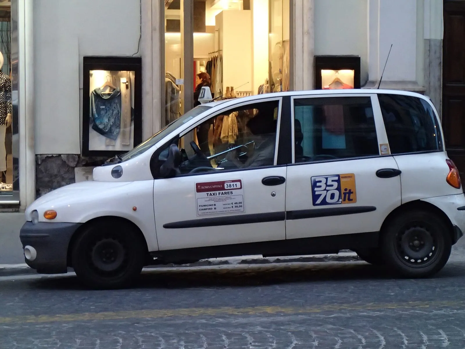 Taxi blanc Fiat Multipla en circulation dans les rues de Rome