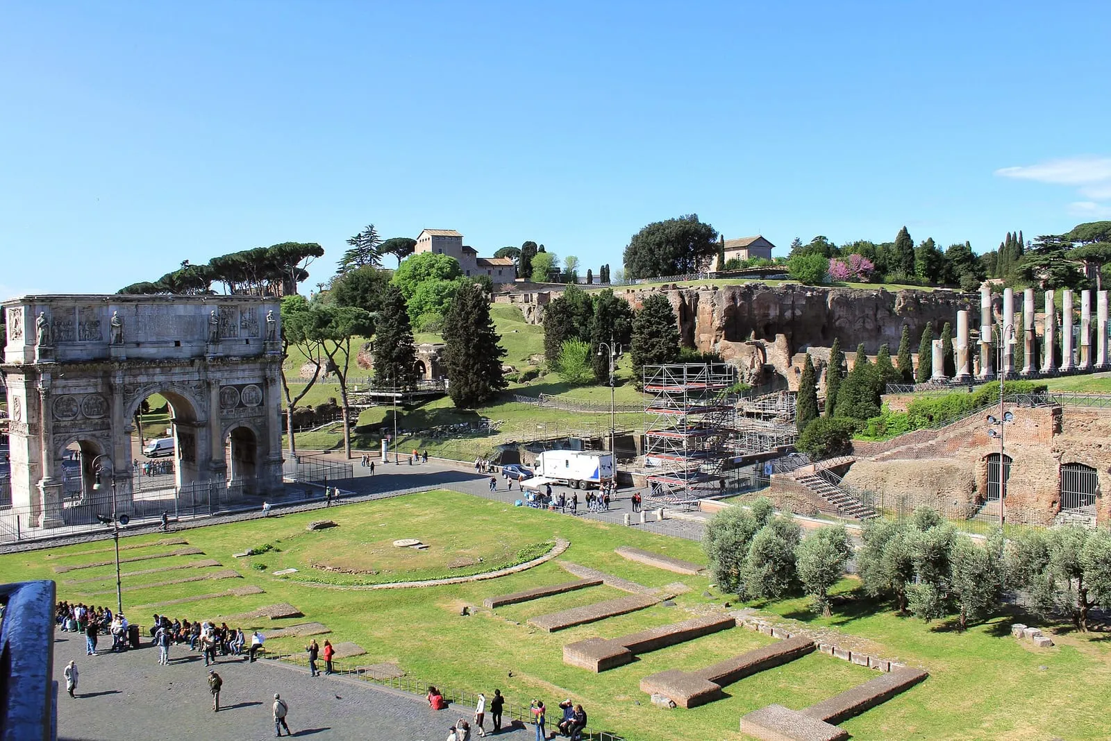 L'arc de Constantin et la colline du Palatin vus depuis les étages du Colisée, avec les colonnes du temple de Vénus et de Rome à droite
