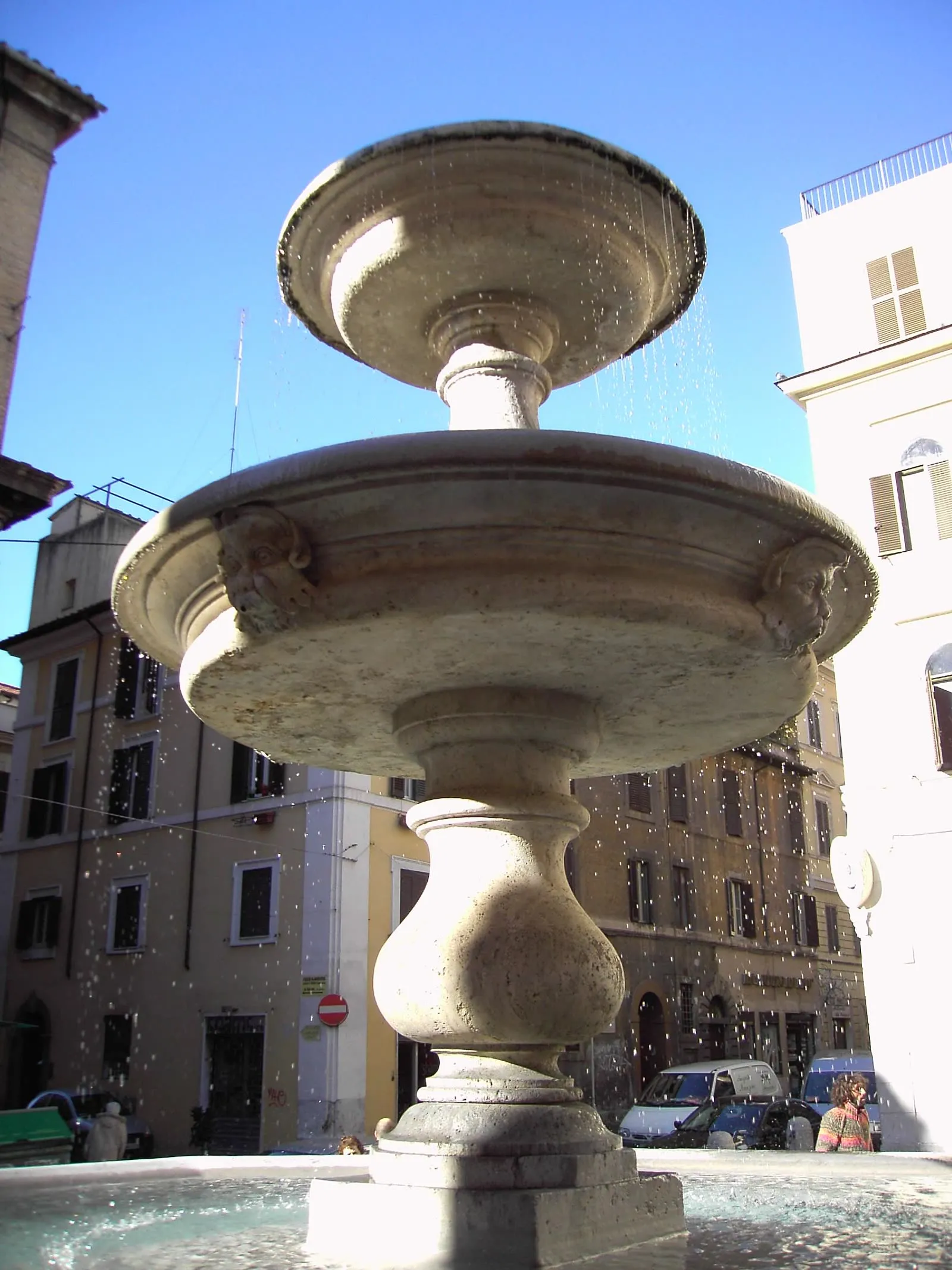 La fontaine des Catéchumènes sur la piazza della Madonna dei Monti, avec ses vasques superposées et les façades ocre de la place