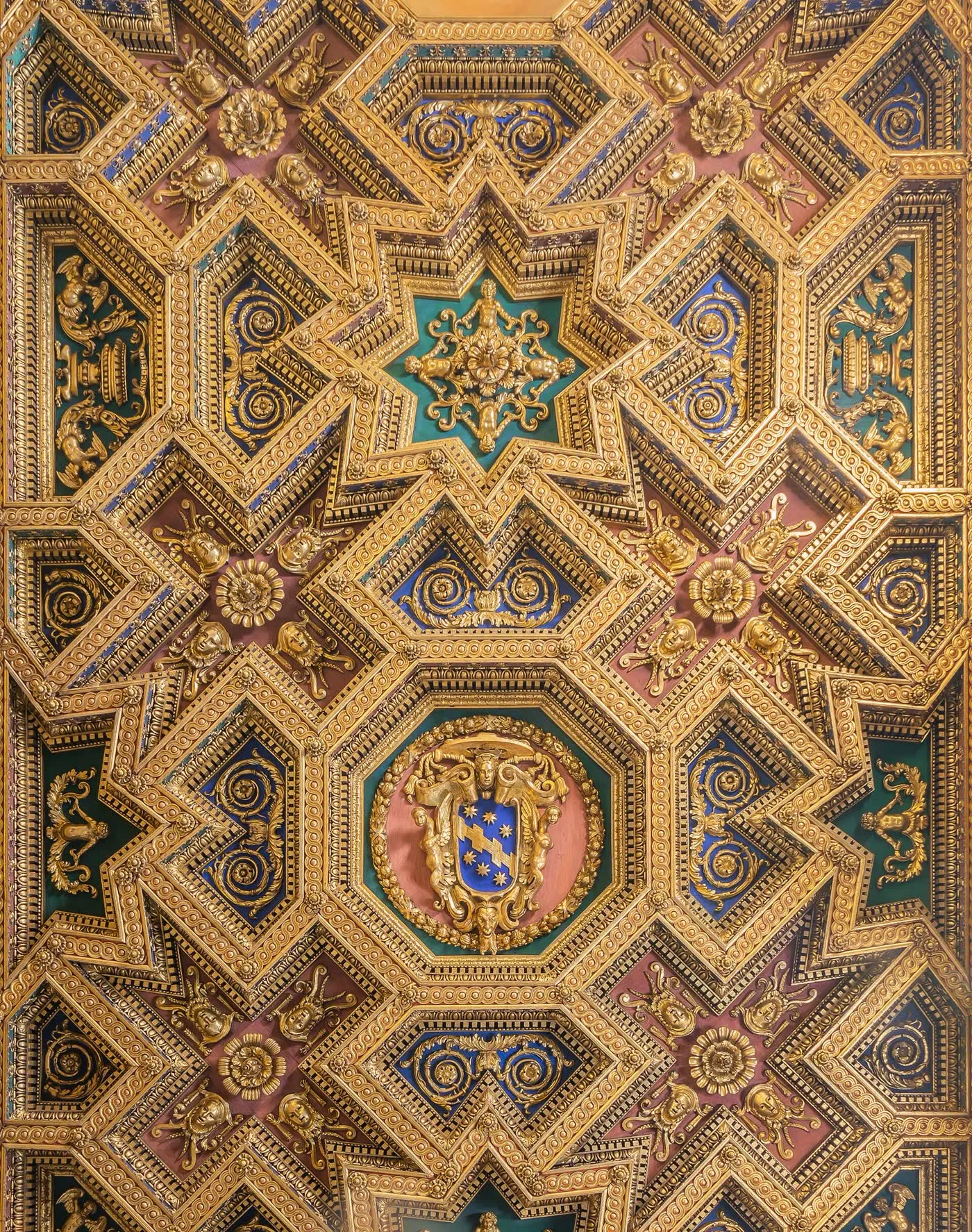 La basilique Santa Maria in Trastevere à Rome, sa façade à mosaïques dorées et son campanile roman dominant la place du quartier